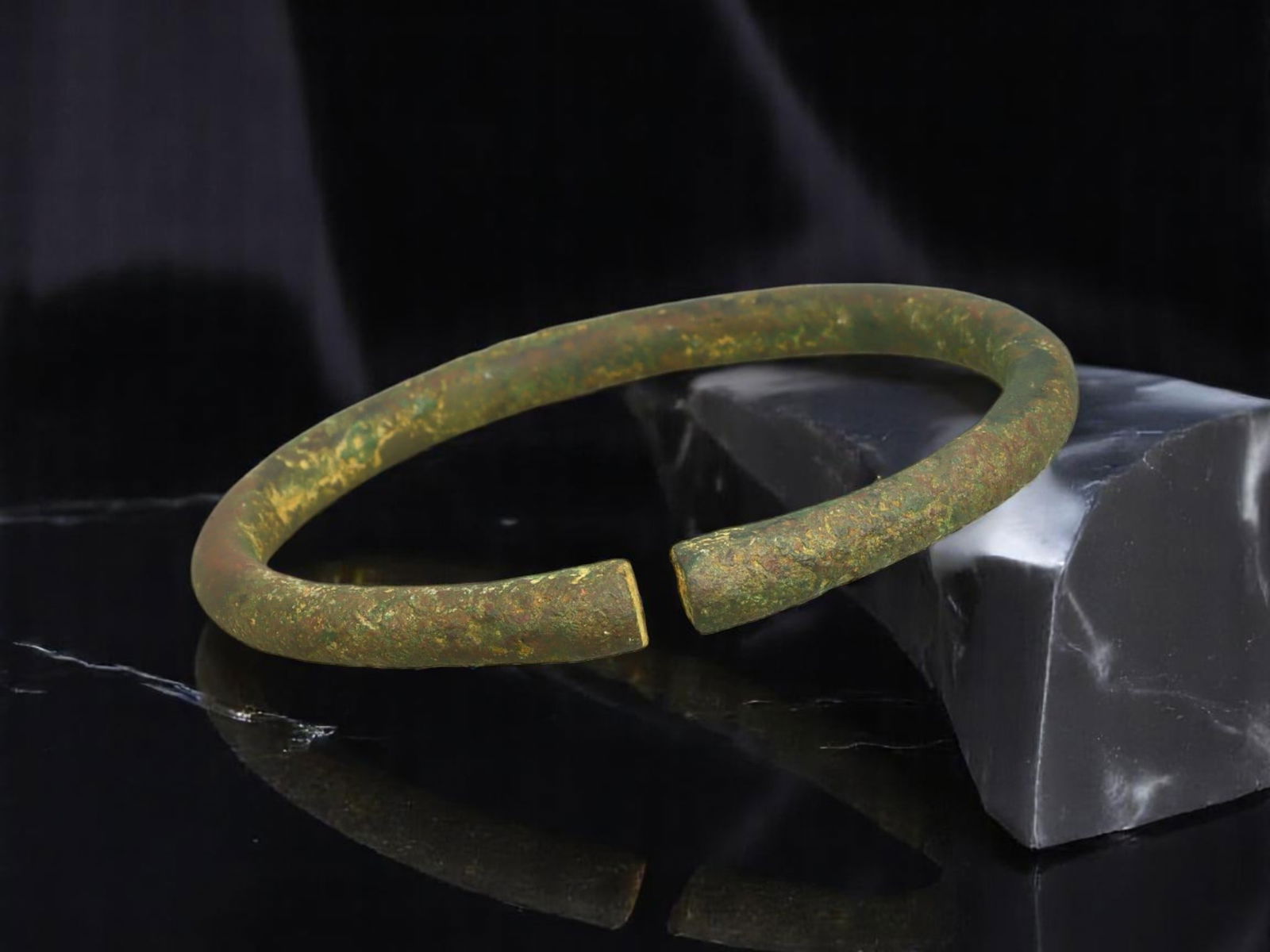ANCIENT CELTIC / ROMAN PROVINCIAL Plain Open-Form Bronze Bracelet, 7.1 cm (1 of 2)