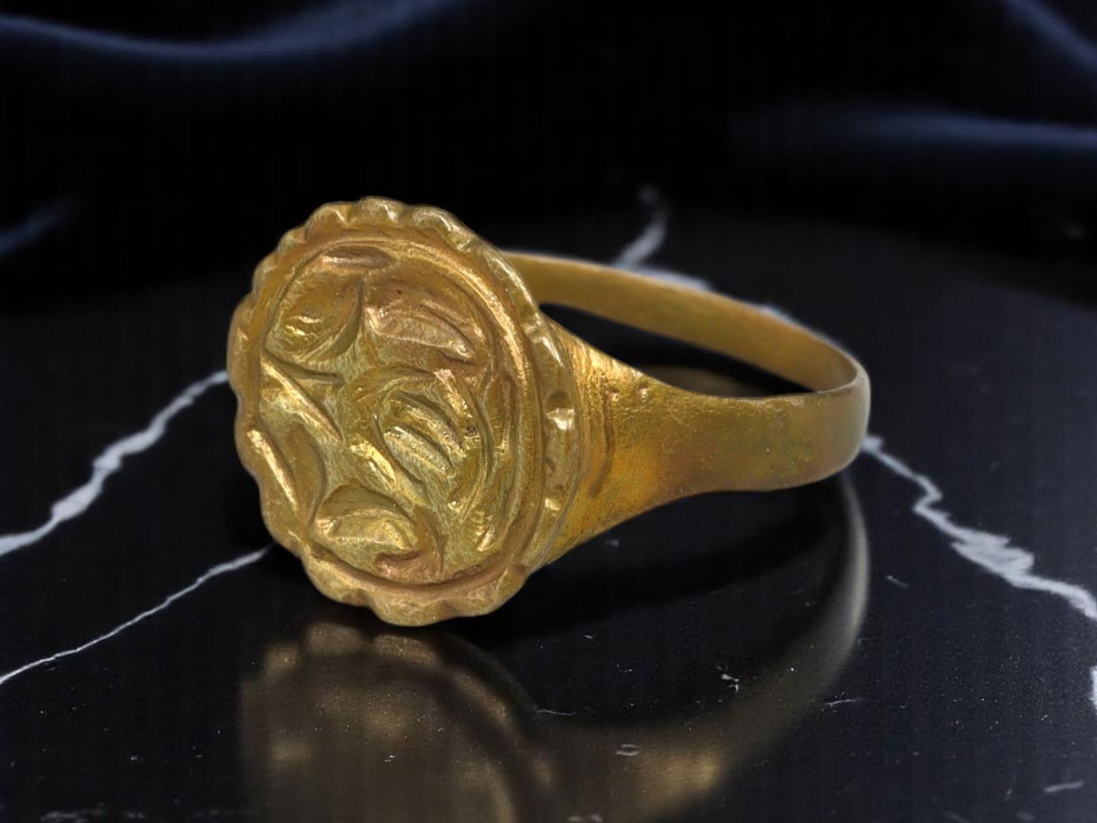 MEDIEVAL Bronze Signet Ring - Stylized Foliate Crest, 19 mm (1 of 2)