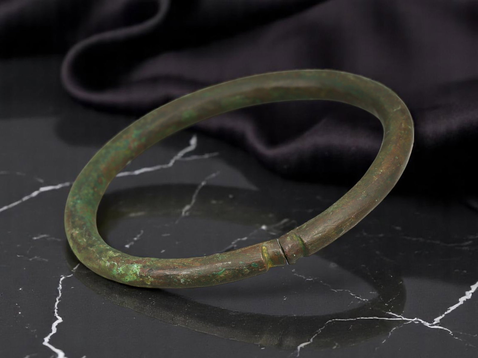 CELTIC BRONZE Ring Bracelet - Ridged Terminal Join, 7.3 cm: With a smooth, unembellished arc interrupted only by a single raised ridge at the joint, this Celtic bronze bracelet (7.3 cm diameter) exemplifies functional minimalism with latent ritual character. I