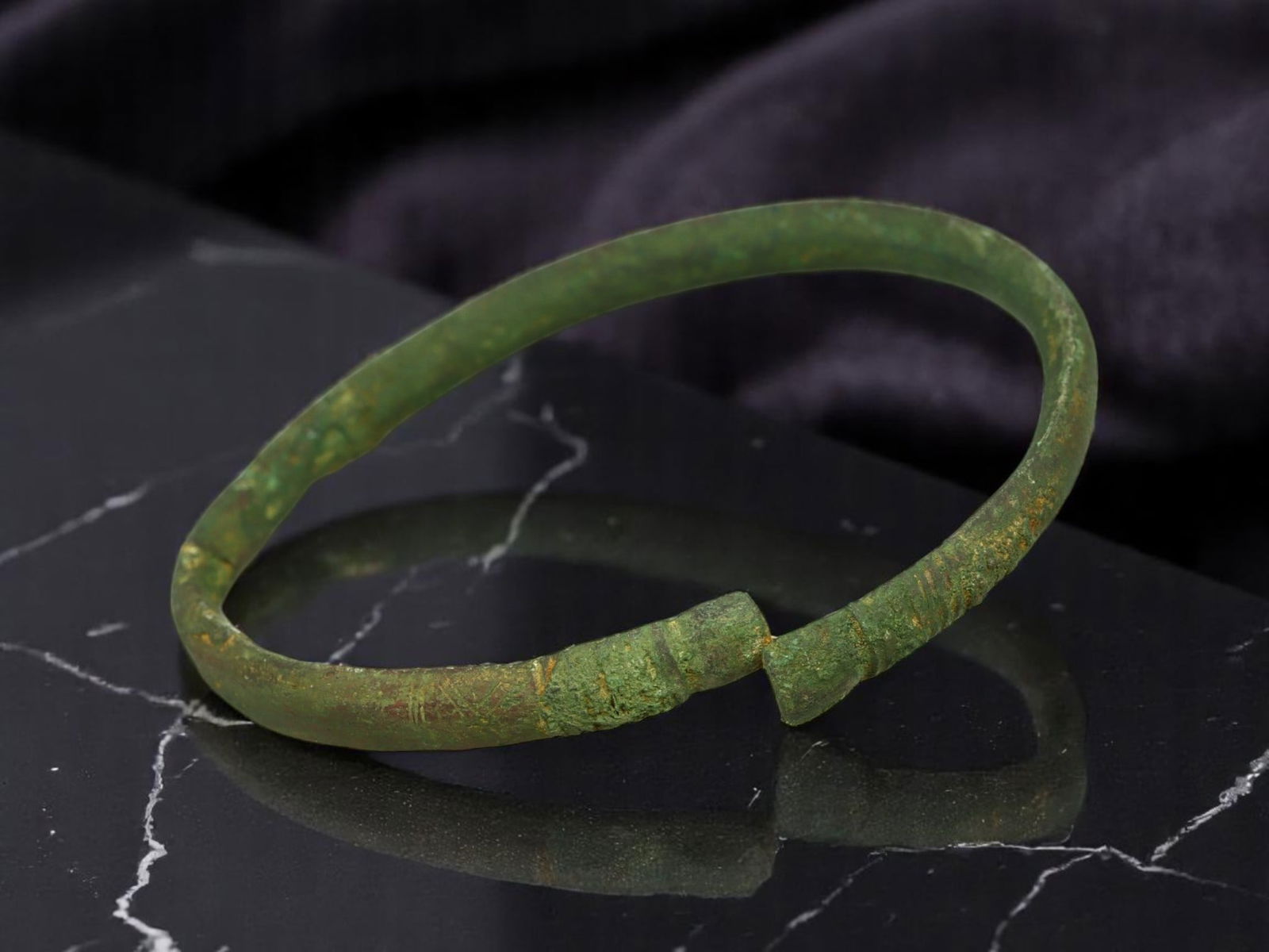 PROTO-CELTIC Bronze Bracelet - Ribbed Terminal Join with Smooth Tapered Body (6 cm) (1 of 1)
