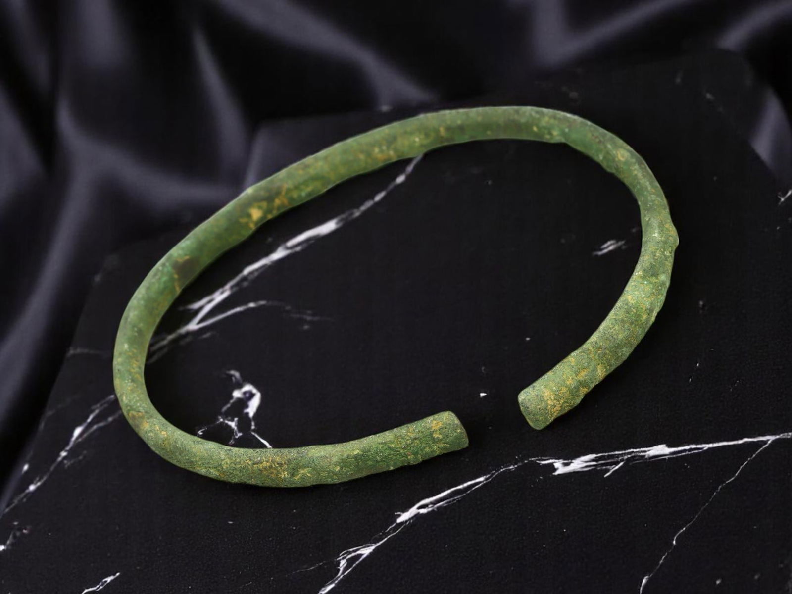 CELTIC Open-Ended Forged Bronze Armlet with Irregular Band, 6.5 cm (1 of 1)