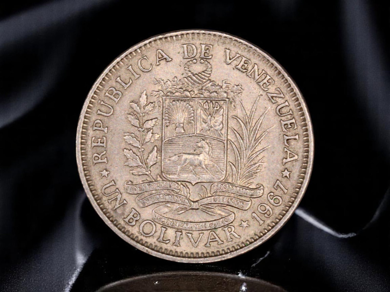 VENEZUELA: Simon Bolivar - National Arms & Legacy Un Bolivar Coin, 1967, 22.7mm (1 of 2)