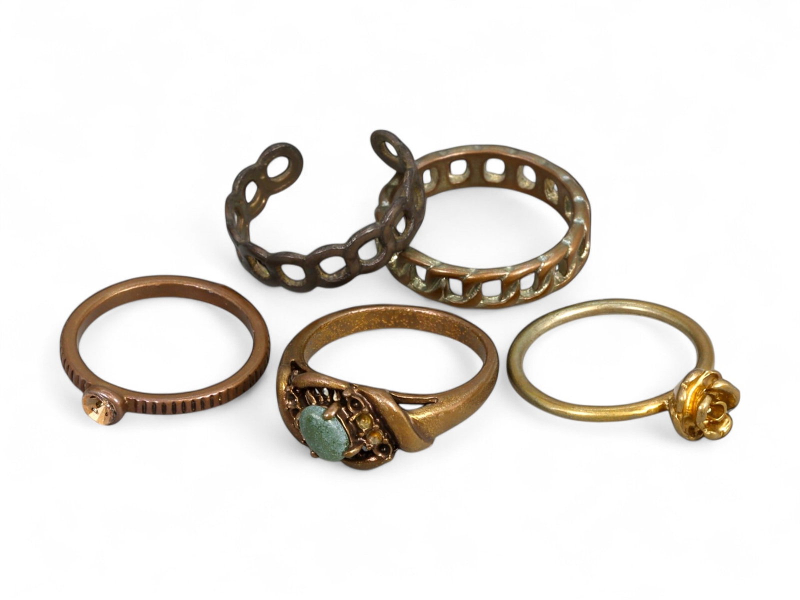 MID-CENTURY Ring Lot - Textured Bands & Sculptural Detail (7-8 US, Lot of 5): A thoughtfully curated lot of five rings blending openwork design, modernist minimalism, and romantic flourishes. This selection includes two chain-inspired bands with pierced geometric forms in matte
