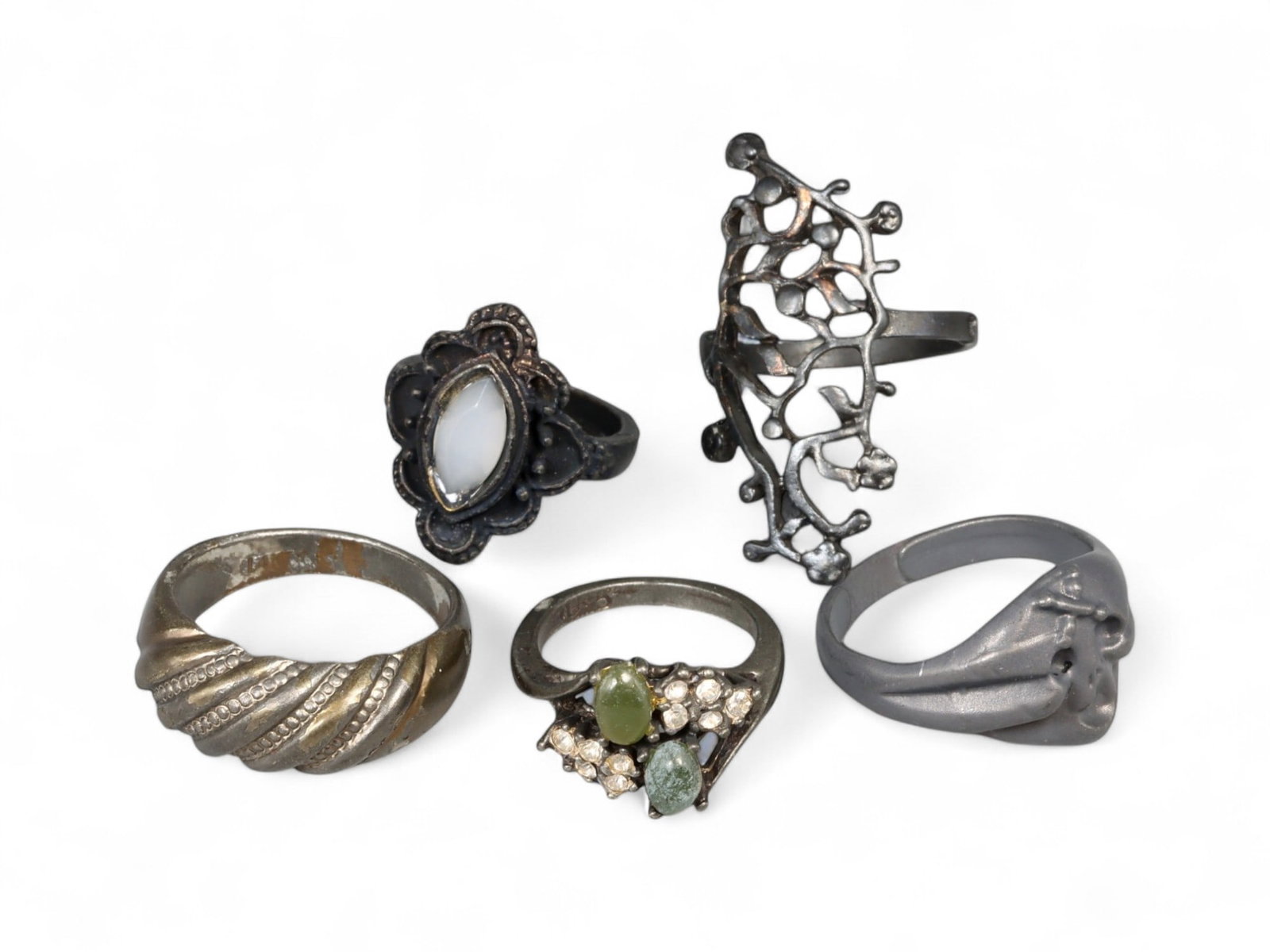 BRUTALIST & GOTHIC Revival Ring Lot - Organic Casts & Darkened Finishes (5-10 US, Lot of 5): A moody and expressive lot of five rings characterized by darkened patinas, organic forms, and gothic-inspired silhouettes. Included are a high-relief silver-tone openwork ring reminiscent of tree bra
