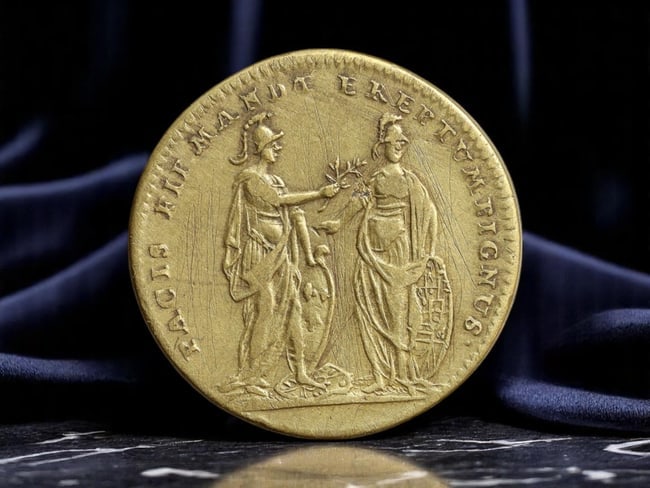 GERMANY/NURNBERG: Louis XV - Allegory of Peace Bronze Jeton, ca. 18th Century, 24mm: Struck in the renowned free imperial city of Nurnberg during the mid-18th century, this bronze jeton commemorates the symbolic reconciliation following the French capture of Fontarabia (Fuenterrabia),