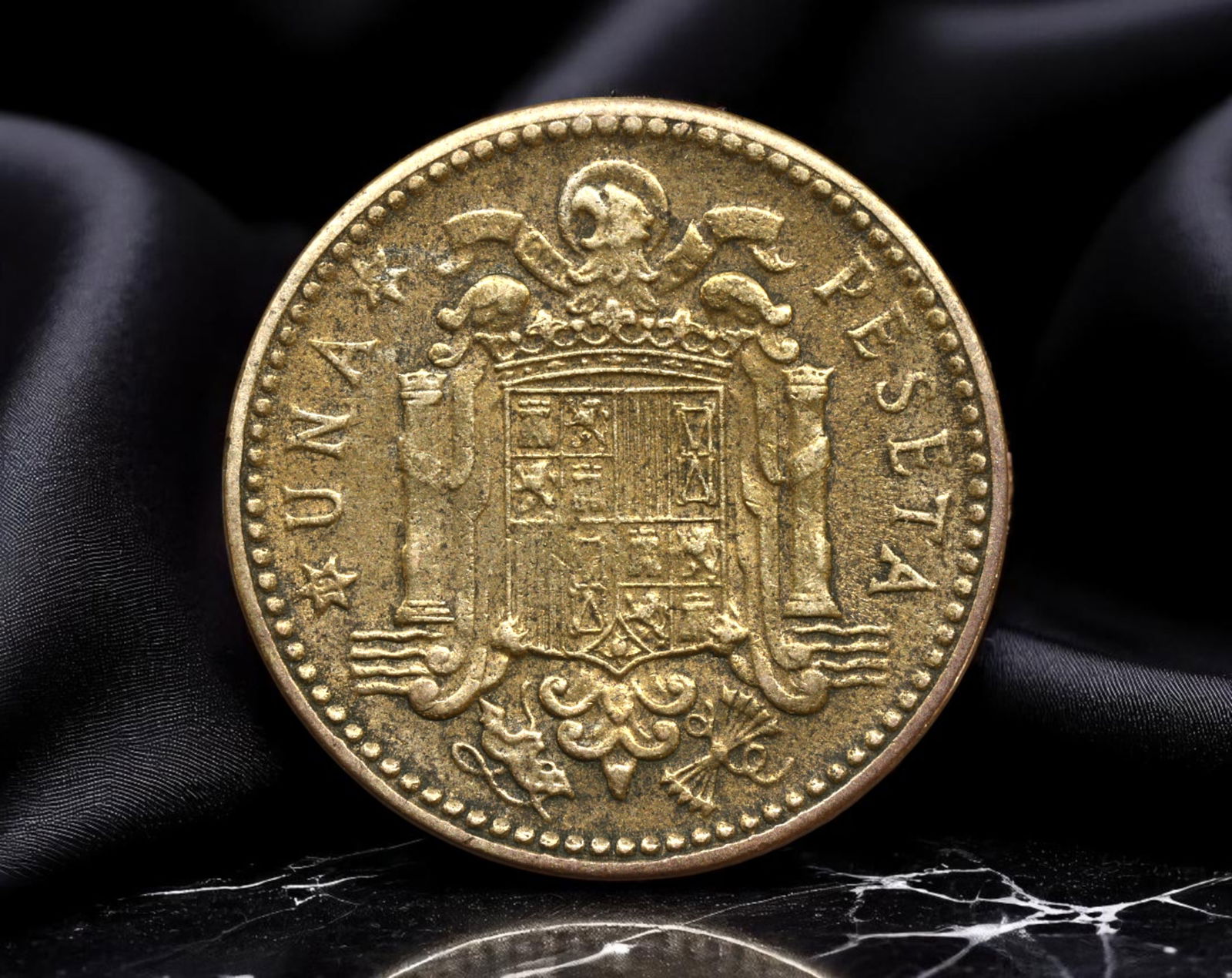 SPAIN: Francoist Regime - Nationalist State One Peseta Coin, 1947 (Star Date 1953), 21mm (1 of 2)