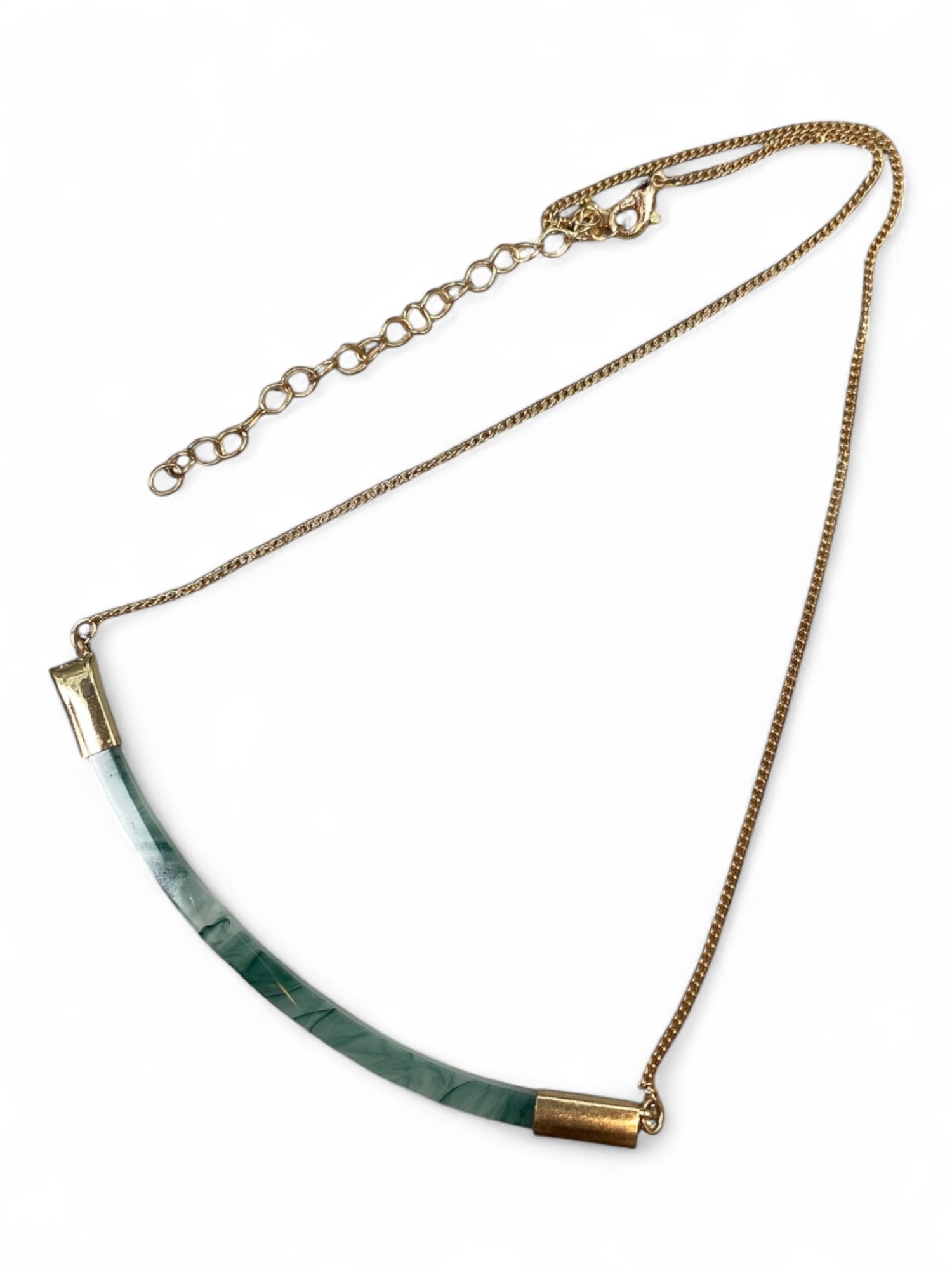 MODERN ARTISTRY: Gold-Tone Chain Necklace with Curved Marbled Green Bar Accent, 52cm: An exceptional piece of contemporary design, this 52cm gold-tone chain necklace is anchored by a striking curved bar pendant in a rich marbled green hue. The pendant's organic swirling patterns and sm