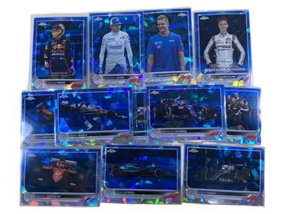 2021 Topps Chrome Formula 1 - Aqua Wave Refractor Lot (12 Cards) EN: This 12-card Aqua Wave Refractor lot from the 2021 Topps Chrome Formula 1 set offers a striking combination of elite drivers, rookies, and memorable team moments, all rendered in the sought-after pris