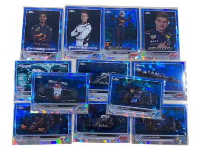 2021 Topps Chrome Formula 1 - Aqua Wave Refractor Lot (12 Cards) EN: This 12-card Aqua Wave Refractor lot from the 2021 Topps Chrome Formula 1 series showcases a refined mix of F1 and F2 drivers, including multi-time World Champion Sebastian Vettel, Max Verstappen, and