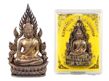 Thai Phra Phuttha Chinnarat Naga-Flame Buddha Miniature, Wat Phra Sri Rattana Mahathat, 35g: This finely detailed miniature represents the revered Phra Phuttha Chinnarat Buddha, seated in the Bhumisparsha mudra beneath a radiant Naga-flame arch. Originating from Wat Phra Sri Rattana Mahathat