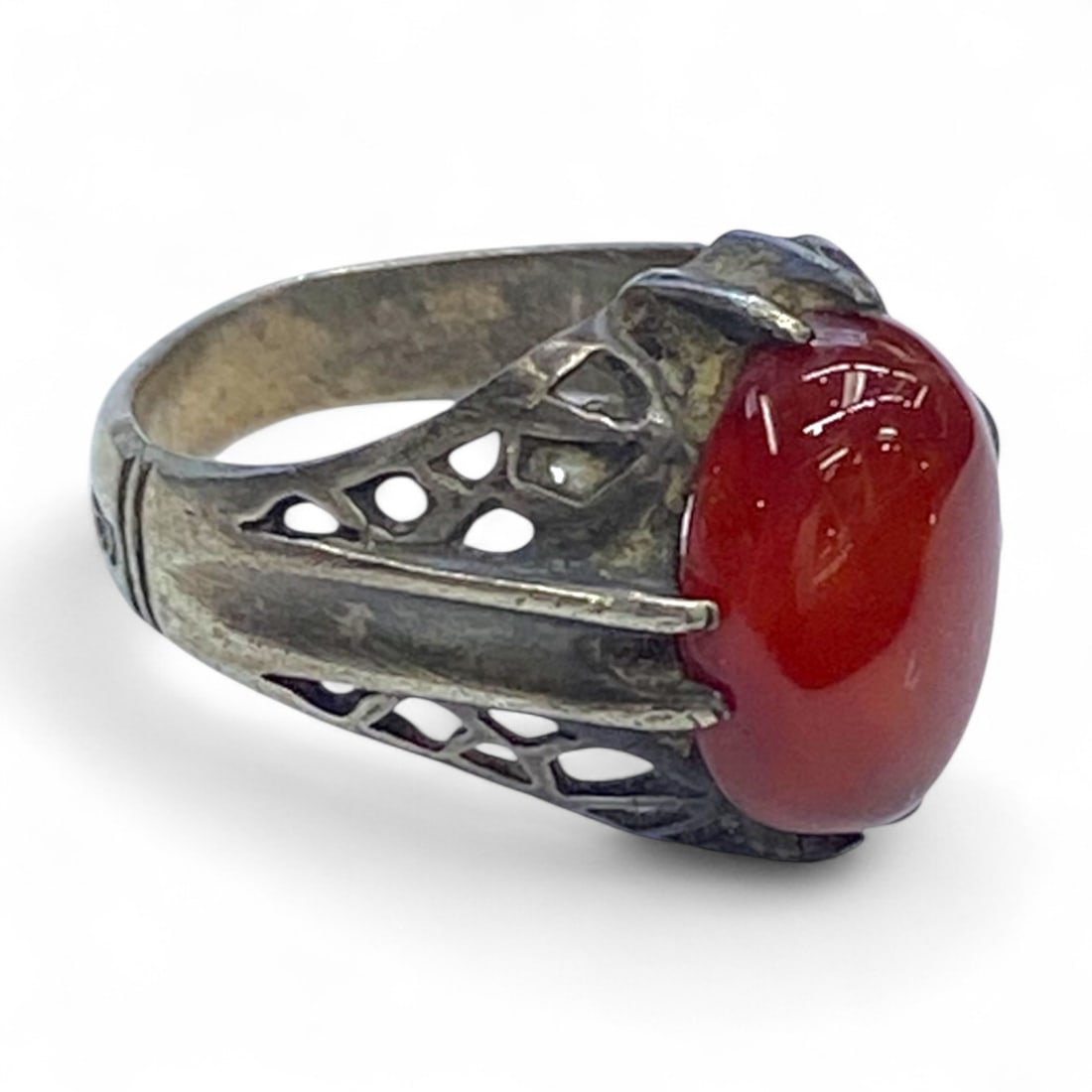 Antique Silver Filigree Ring with Carnelian Cabochon, US Size 9, 6g, Stamped 925: Elegant and evocative, this antique silver ring blends traditional craftsmanship with refined geometry, featuring a warm carnelian cabochon at its heart. Sized at US 9 and weighing 6 grams, it showcas