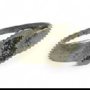Historic Warrior Profile Silver Ring, US Size 4.5, 3.5g: This slender silver ring features an engraved portrait of a warrior or noble in profile, framed within a subtly rounded shield-shaped bezel. With its upright helmet crest and stylized armor, the image