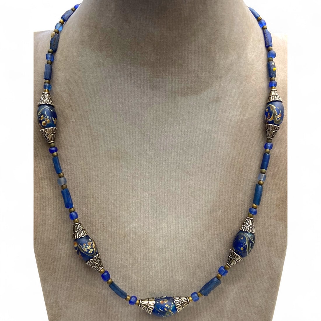 Venetian Murano Art Glass and Lapis-Style Bead Necklace, 40g: This stunning necklace showcases the refined artistry of Murano glassmaking, interwoven with rich lapis-style beads in a design that captures both vibrancy and elegance. Weighing 40 grams, the necklac