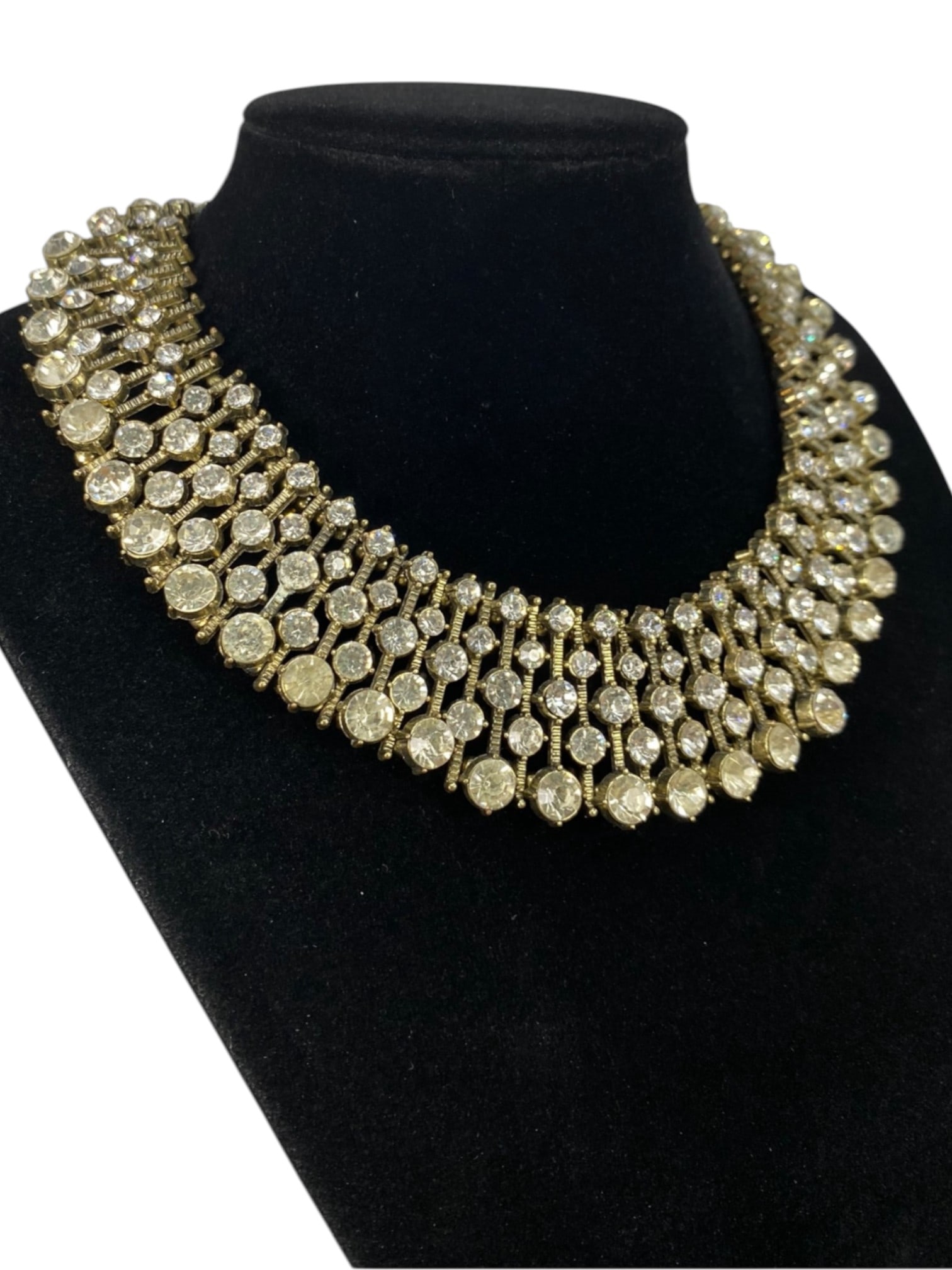 Dramatic Gold-Tone Choker Necklace with Multi-Row Crystal Settings - 130g: This statement choker commands attention with its structured collar of radiant clear crystals, bezel-set in a dense, tiered arrangement across a gleaming gold-tone frame. The graduated rows create a s