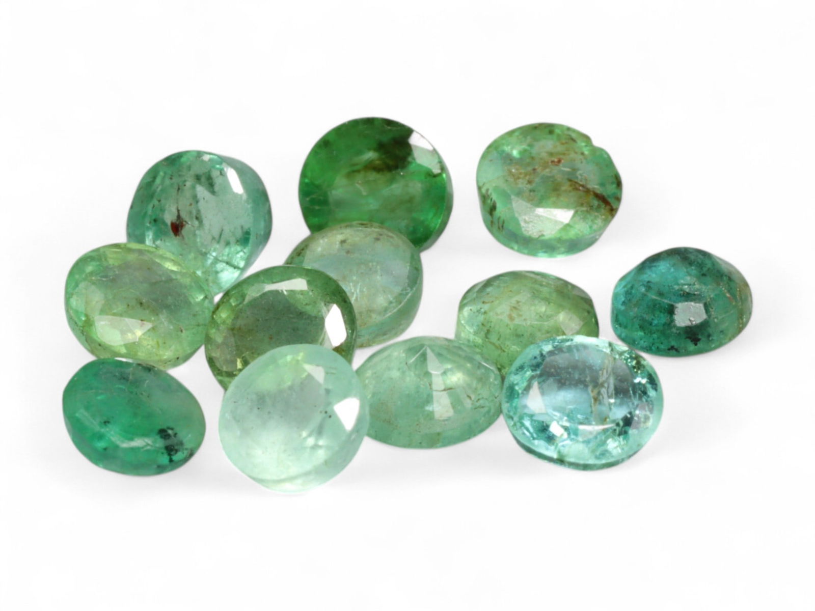 3.17 Carats Green Emerald Round Lot - Natural Zambian Stones: This parcel of round-cut Zambian emeralds displays a harmonious mix of medium to deep green tones, some with the bluish undertone for which the region is renowned. The gems feature a lively translucen