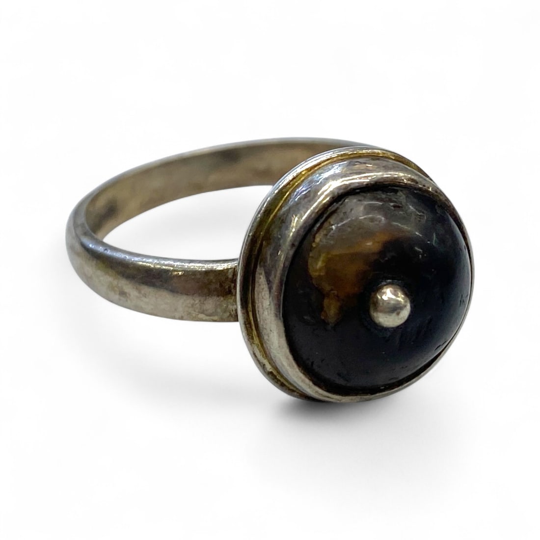 Antique Silver Ring with Black Banded Eye Stone in Domed Bezel, 5g (1 of 3)