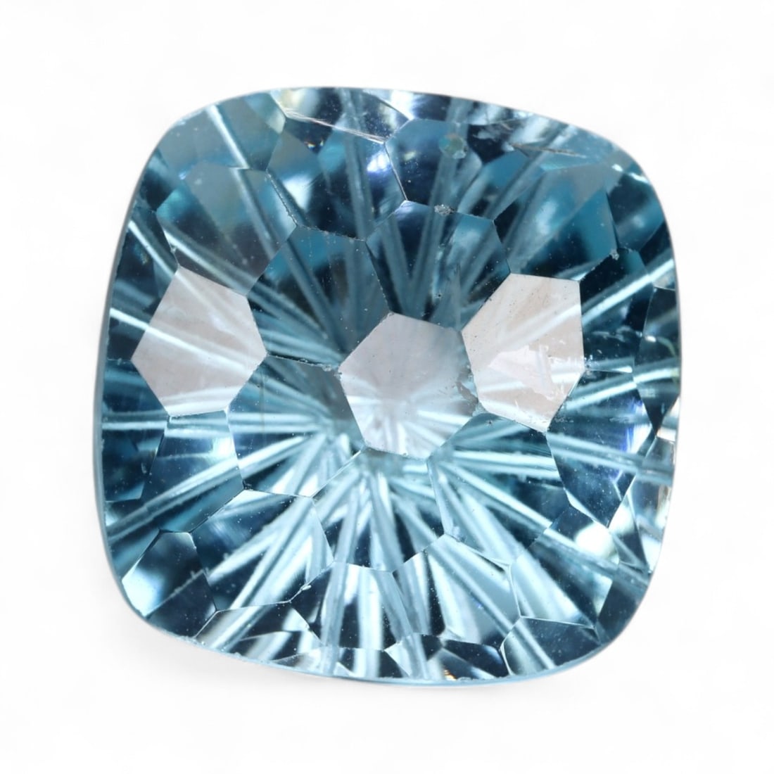 14.65 Carats Sky Blue Topaz with Checkerboard Cut - Natural Loose Gemstone: This striking sky blue topaz showcases a radiant checkerboard cut, its facets expertly designed to create a kaleidoscopic play of light across the gem's surface. The lively brilliance is amplified by 