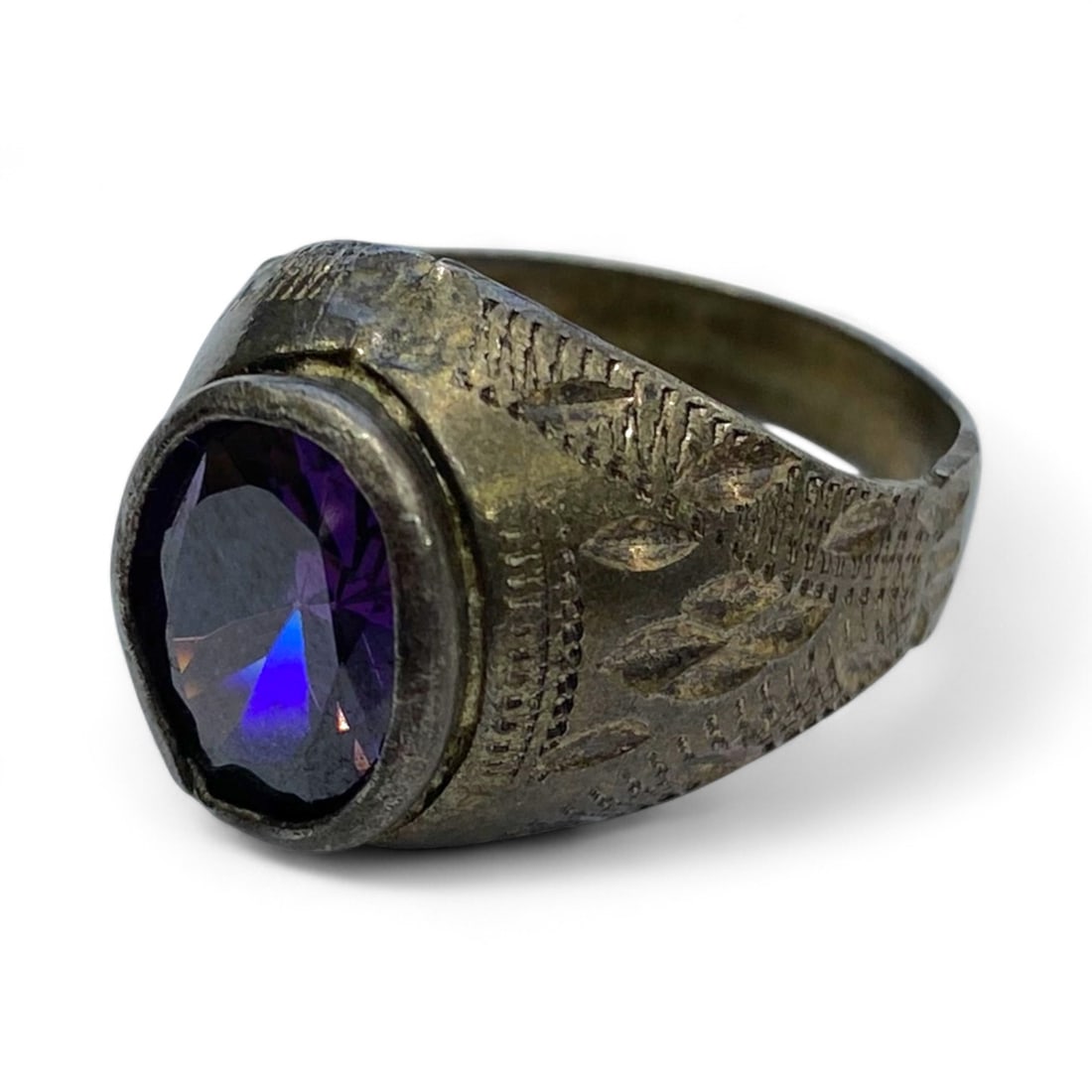 Antique Persian Floral Engraved Amethyst Glass Silver Ring, c. 19th Century - 5g: This delicate antique silver ring, likely crafted in 19th-century Persia or Northern India under Qajar or late Mughal influence, showcases a refined aesthetic marked by engraved botanical motifs and a