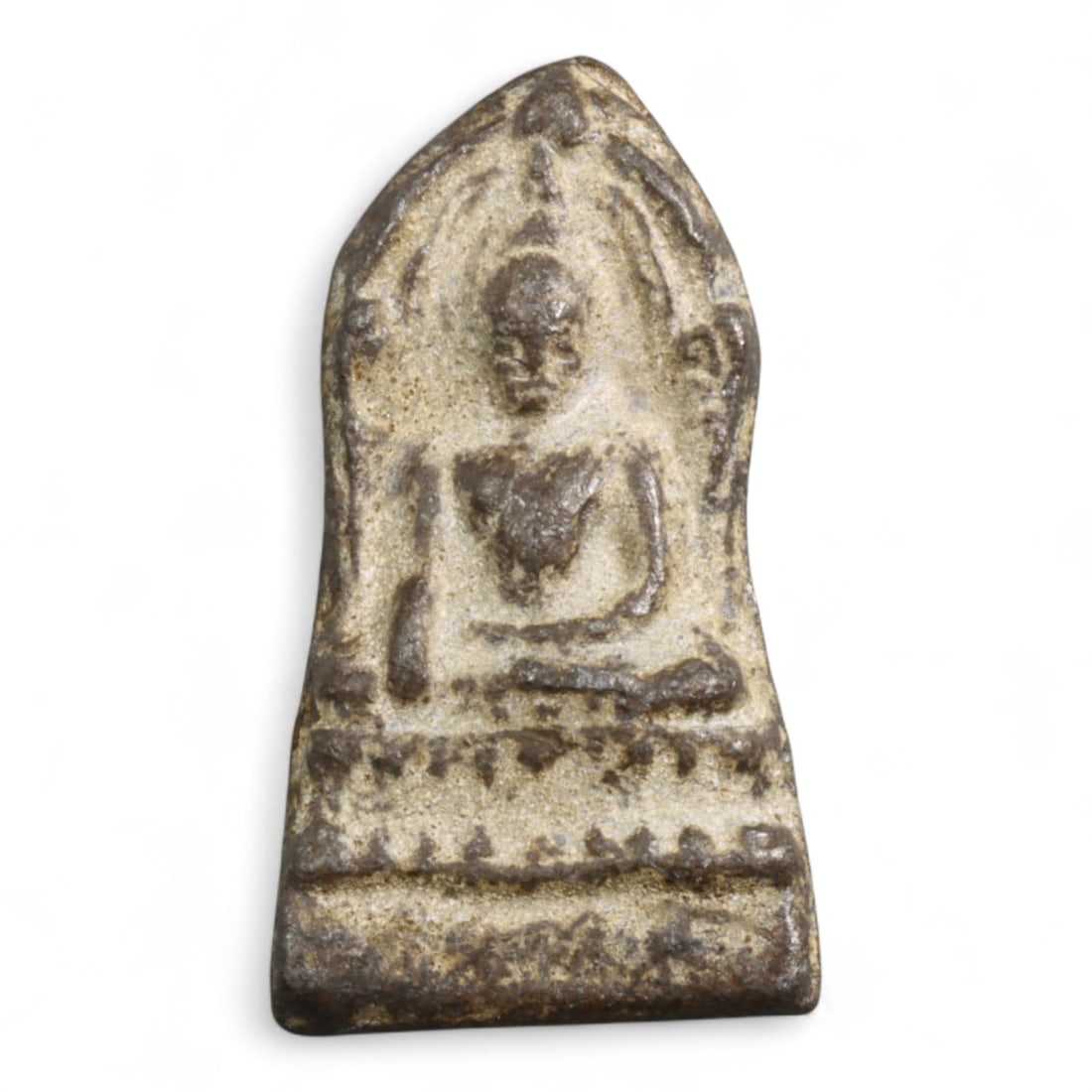 Antique Thai Rattanakosin Seated Buddha White Cast Metal Amulet, c. Early-Mid 20th Century, 18g: This modest yet spiritually resonant Thai amulet depicts the Buddha seated in deep meditation atop a stepped throne, beneath a stylized arched frame. Cast in a pale-toned unidentified metal, possibly 