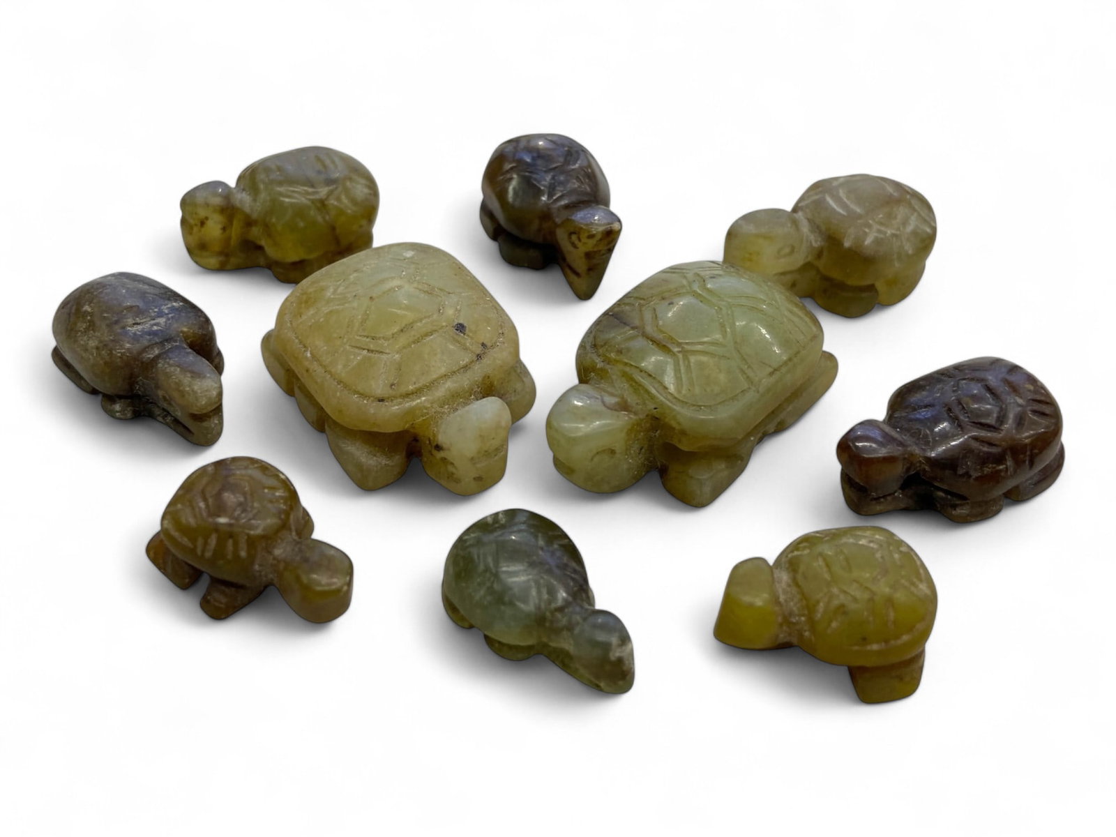 Antique Chinese Tortoise Carvings, Late Qing Dynasty, 10 Pieces, 49g: This exquisite collection of ten antique Chinese tortoise carvings, dating from the Late Qing Dynasty, is a stunning example of the skilled craftsmanship from this period. Carved from semi-precious st