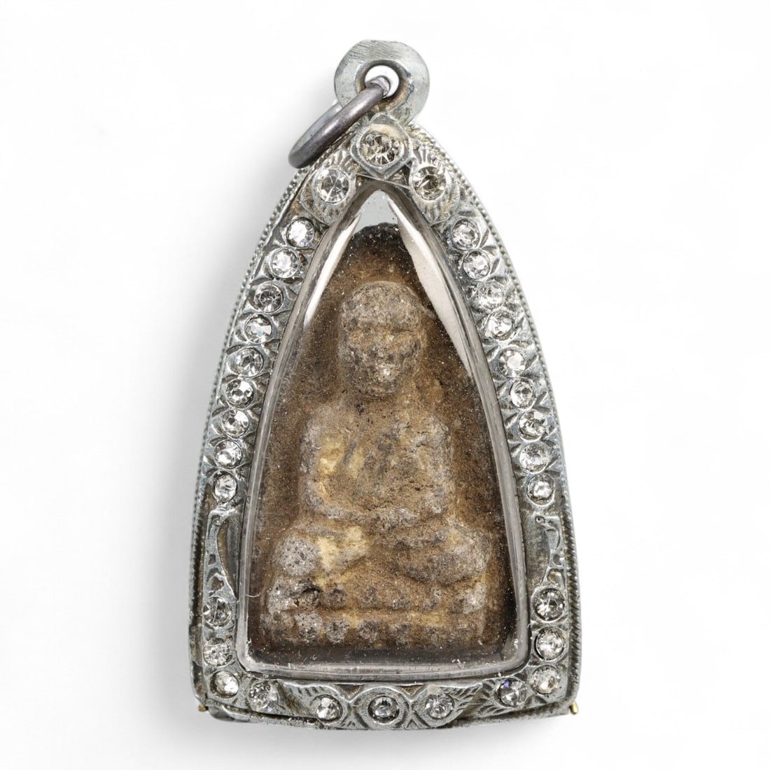 Vintage Thai Clay Buddha Amulet in Rhinestone-Set Triangular Case, c. Mid-20th Century, 35g: This vintage Thai amulet offers a contemplative portrayal of the Buddha seated in deep meditation, cast in earthen clay and preserved within an ornate triangular frame adorned with brilliant rhineston