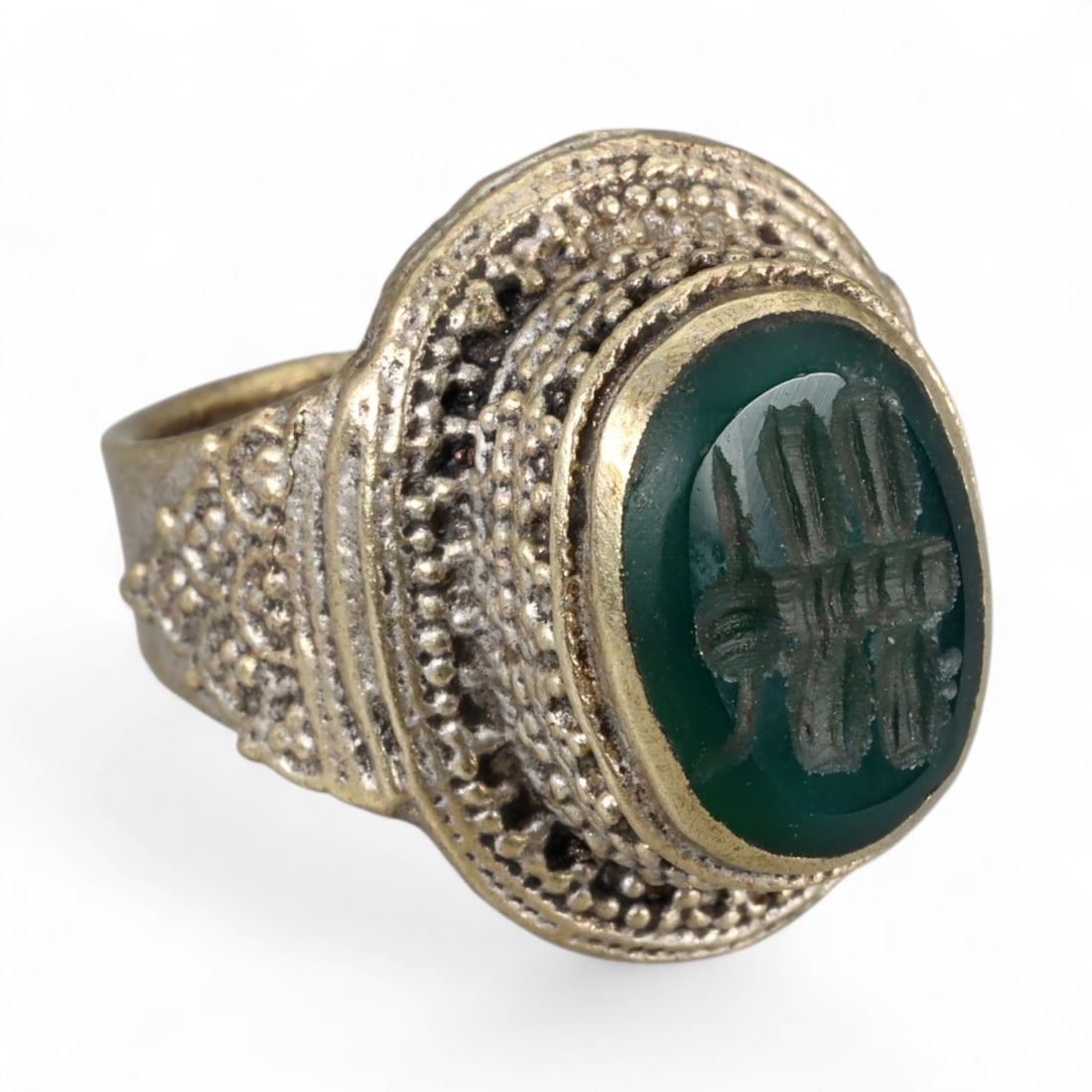 Antique Central Asian Green Chalcedony Intaglio Silver Ring, c. 19th-20th Century 13g: This substantial antique silver ring, dating from the 19th-20th century, showcases the enduring Central Asian tradition of intaglio gem carving. Its oval bezel holds a polished green chalcedony, engra