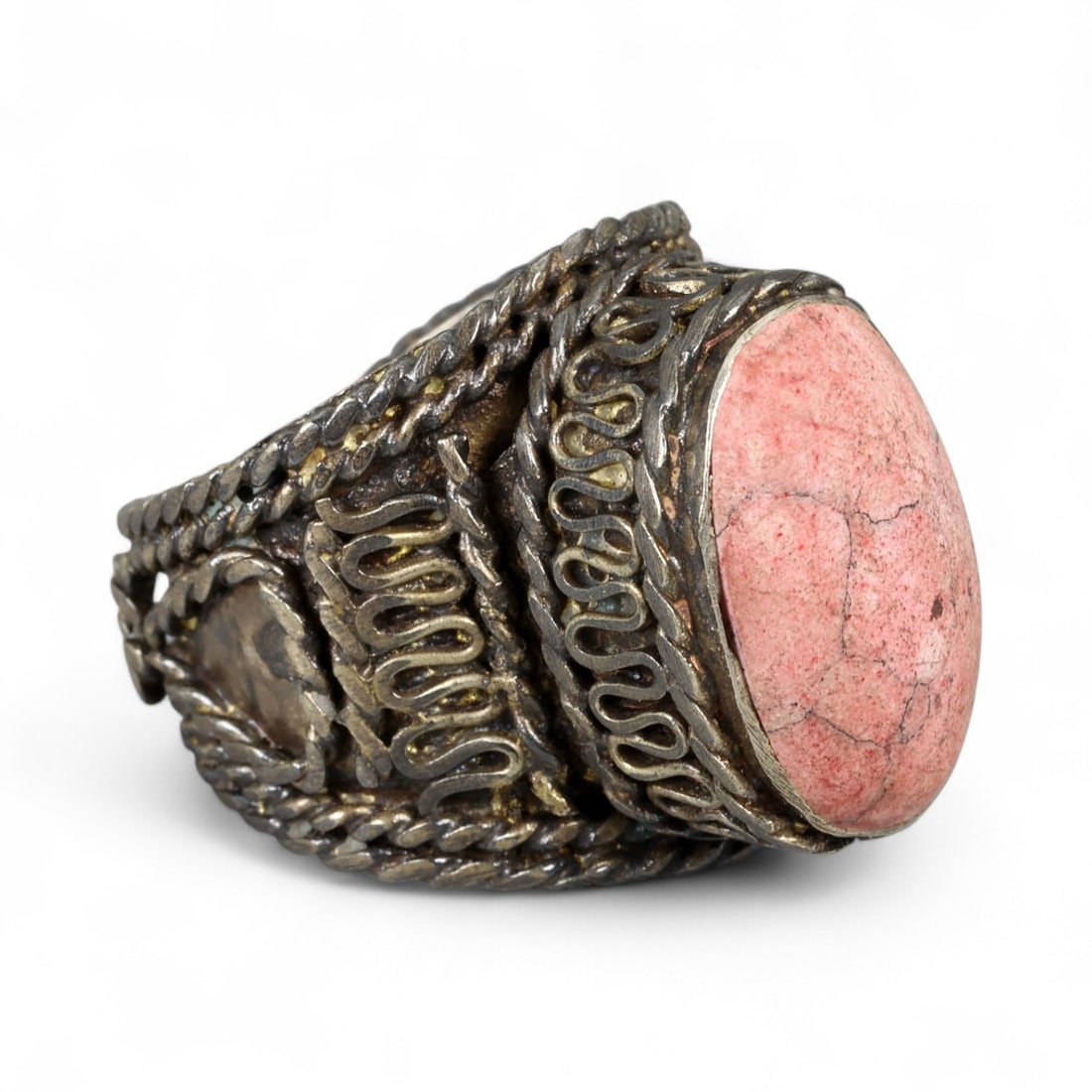Antique Central Asian Red Stone Filigree Silver Ring, c. 19th-20th Century 10g: This antique silver ring, crafted in the 19th-20th century, embodies the commanding style of Central Asian silversmiths. Its oval bezel holds a polished red stone with natural veining, celebrated thro