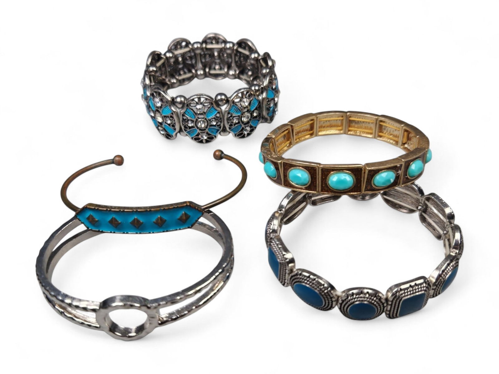 Set of Four Turquoise and Silver-Tone Bracelets - Bohemian and Vintage Designs: This eye-catching set of four bracelets unites the timeless appeal of turquoise tones with intricate metal craftsmanship. Measuring between 5 and 7 cm each, the collection offers a harmonious mix of b