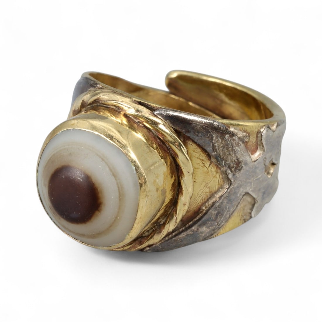 Vintage Himalayan Luk Mik Goat Eye Dzi Silver Gilt Ring, 20th Century: This powerful Himalayan ring, crafted in the 20th century, is set with a Luk Mik "Goat Eye" dzi stone cabochon in a wide silver gilt band with silver decorative accents. The dzi stone displays its cha