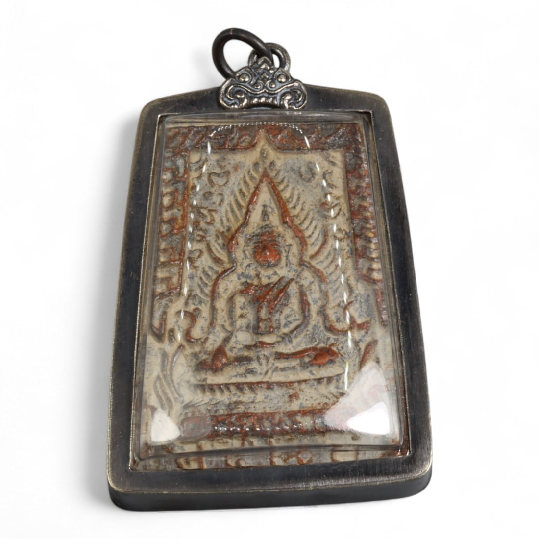 Antique Thai Rectangular Bronze Buddha Amulet, c. 19th-20th Century 31g: This antique Thai amulet, measuring 5.5 x 3.5 cm and weighing 31 grams, presents a seated Buddha within a tall pointed arch, framed by intricate flame-like radiance. Crafted in bronze and enclosed in 