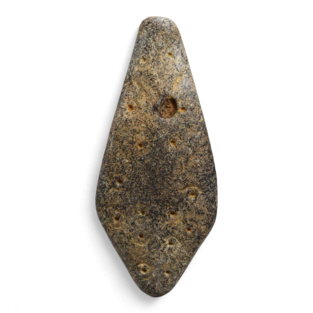 Ancient Indus Valley Steatite Concentric Circle Amulet Pendant, c. 2500-2000 BCE, 4.6cm, 9g: This amulet pendant, carved from dark steatite, originates from the Indus Valley Civilization, c. 2500-2000 BCE. Its elongated, kite-shaped body is engraved with a series of concentric circles, a hall