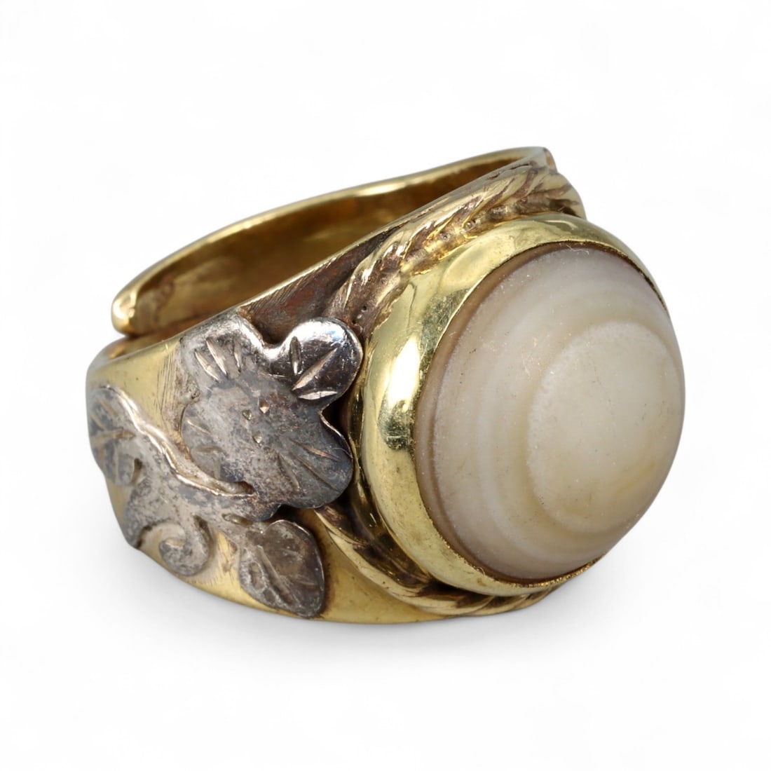 Vintage Himalayan Luk Mik Goat Eye Dzi Silver Gilt Ring, 20th Century: This powerful Himalayan ring, crafted in the 20th century, is set with a Luk Mik "Goat Eye" dzi stone cabochon in a wide silver gilt band with silver decorative accents. The dzi stone displays its cha