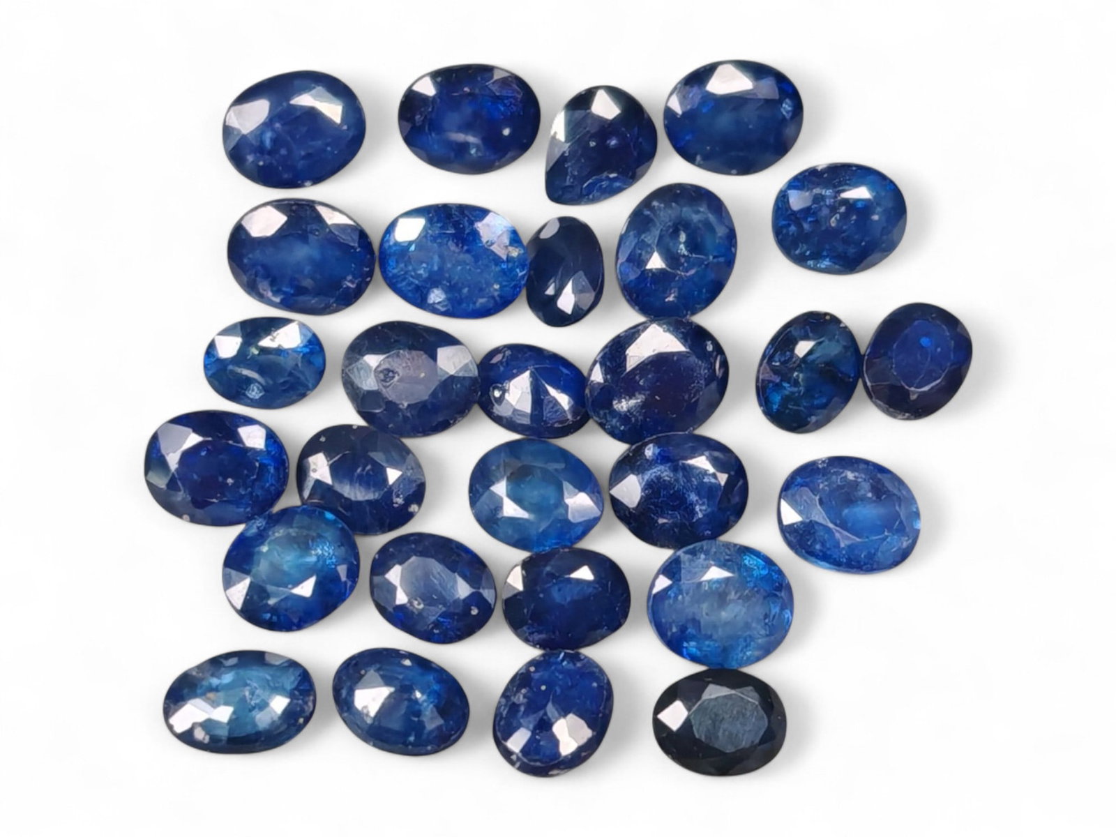 13.17 Carats Royal Blue Sapphire Oval Lot - Natural Ceylon Stones: This captivating lot of oval-cut sapphires exhibits a deep royal blue color, rich and even, with flashes of lighter brilliance across the facets. Each stone, measuring approximately 5.2x4.2x2.9mm, is 