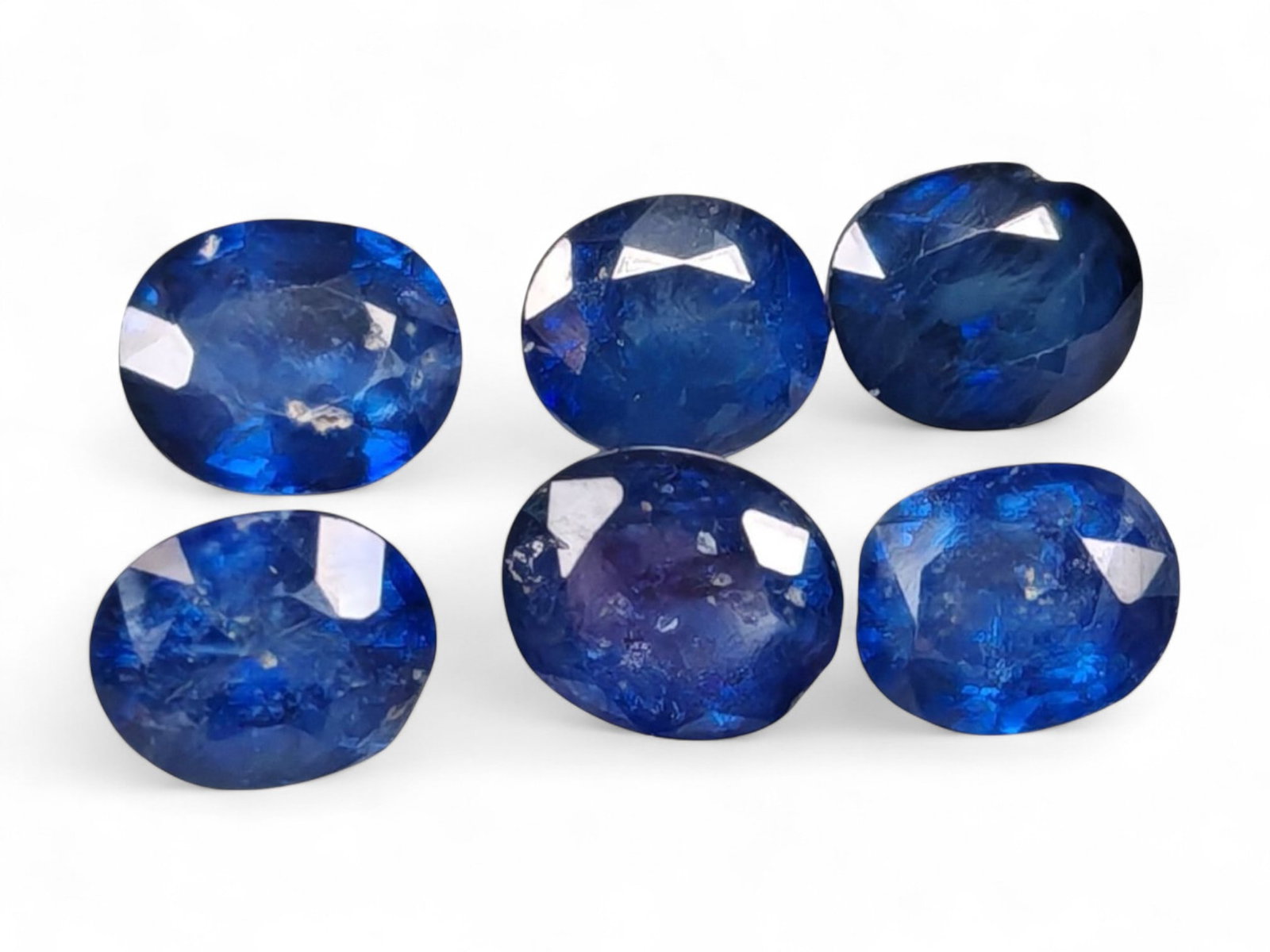 5.14 Carats Royal Blue Sapphire Oval Lot - Natural Ceylon Stones: This captivating lot of oval-cut sapphires exhibits a deep royal blue color, rich and even, with flashes of lighter brilliance across the facets. Each stone, measuring approximately 6.2x4.8x3.0mm, is 