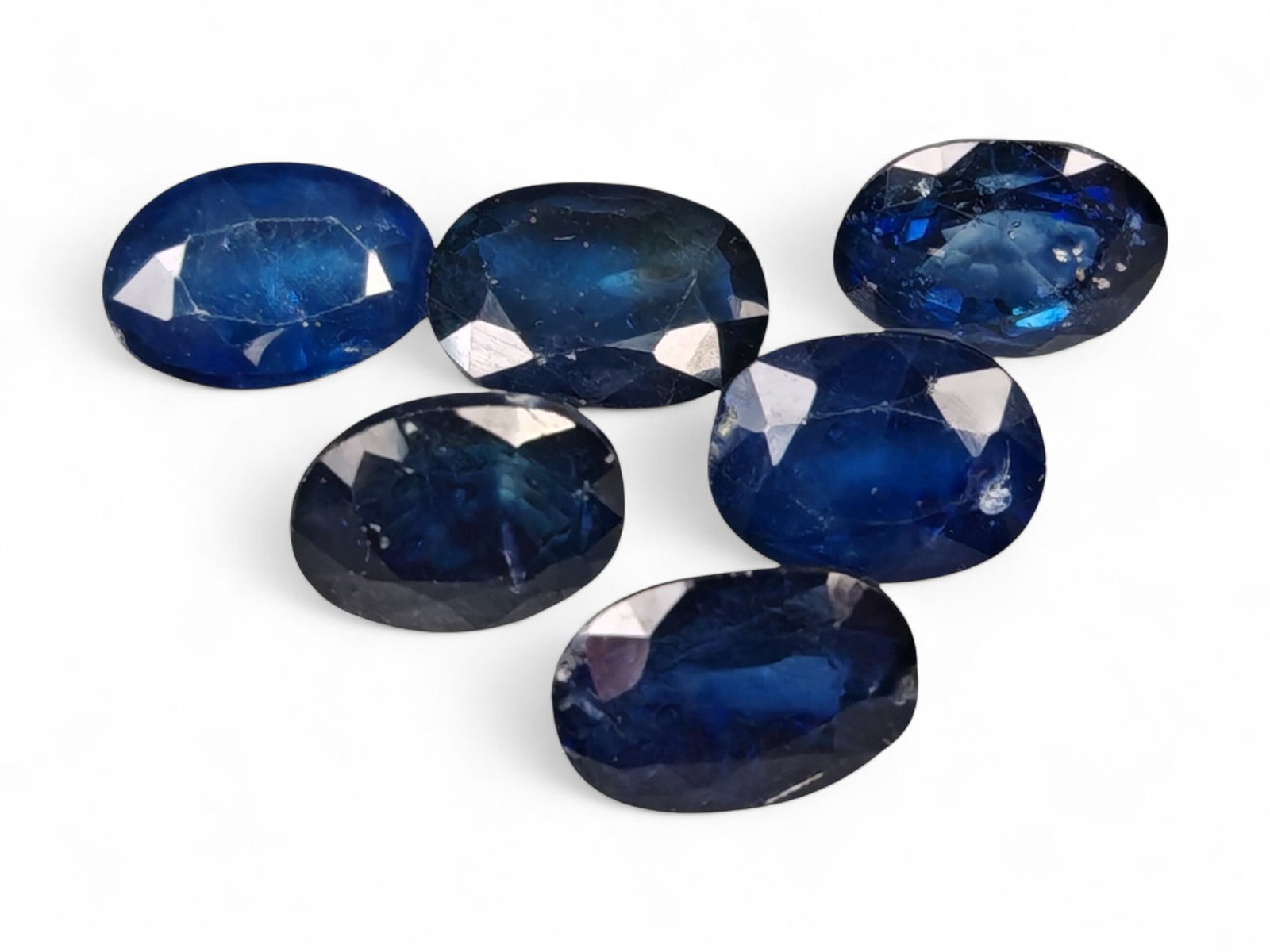 5.56 Carats Royal Blue Sapphire Oval Lot - Natural Ceylon Stones: This captivating lot of oval-cut sapphires exhibits a deep royal blue color, rich and even, with flashes of lighter brilliance across the facets. Each stone, measuring approximately 6.8x4.9x2.5mm, is 