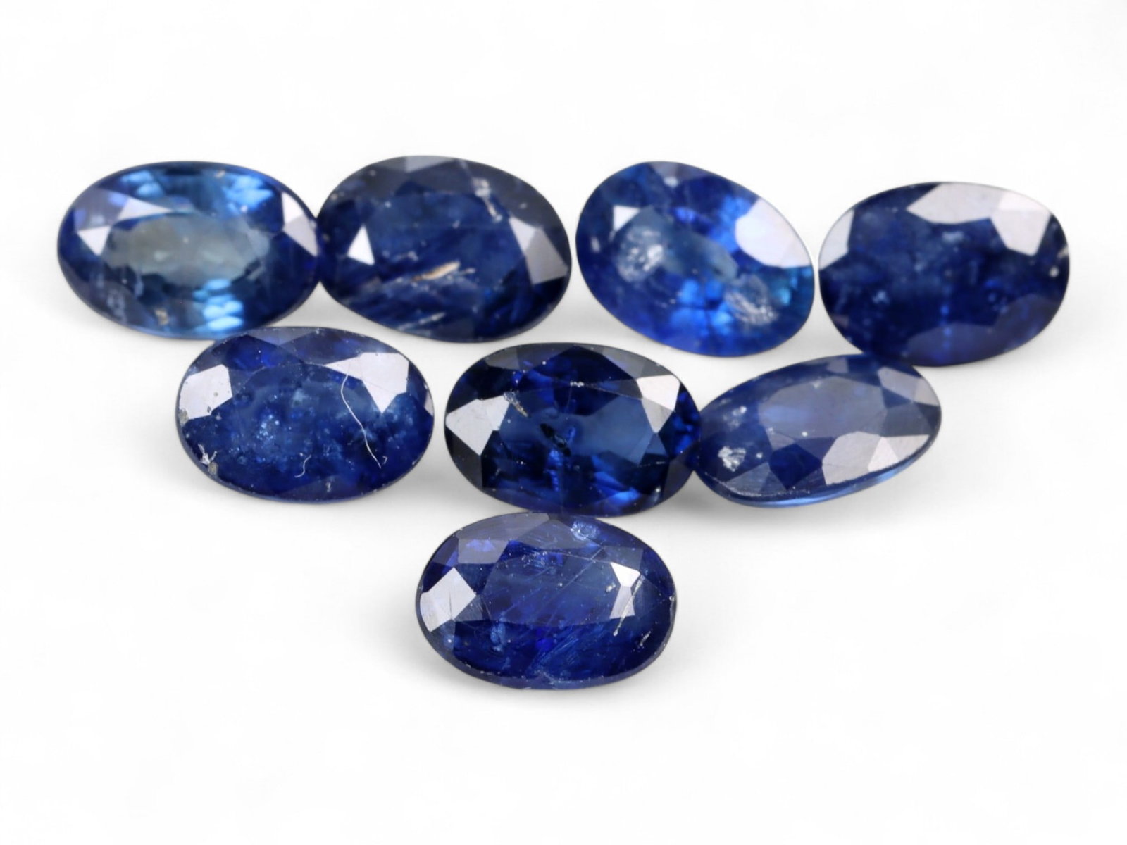 5.19 Carats Royal Blue Sapphire Oval Lot - Natural Ceylon Stones: This captivating lot of oval-cut sapphires exhibits a deep royal blue color, rich and even, with flashes of lighter brilliance across the facets. Each stone, measuring approximately 5.8x4.2x3.2mm, is 