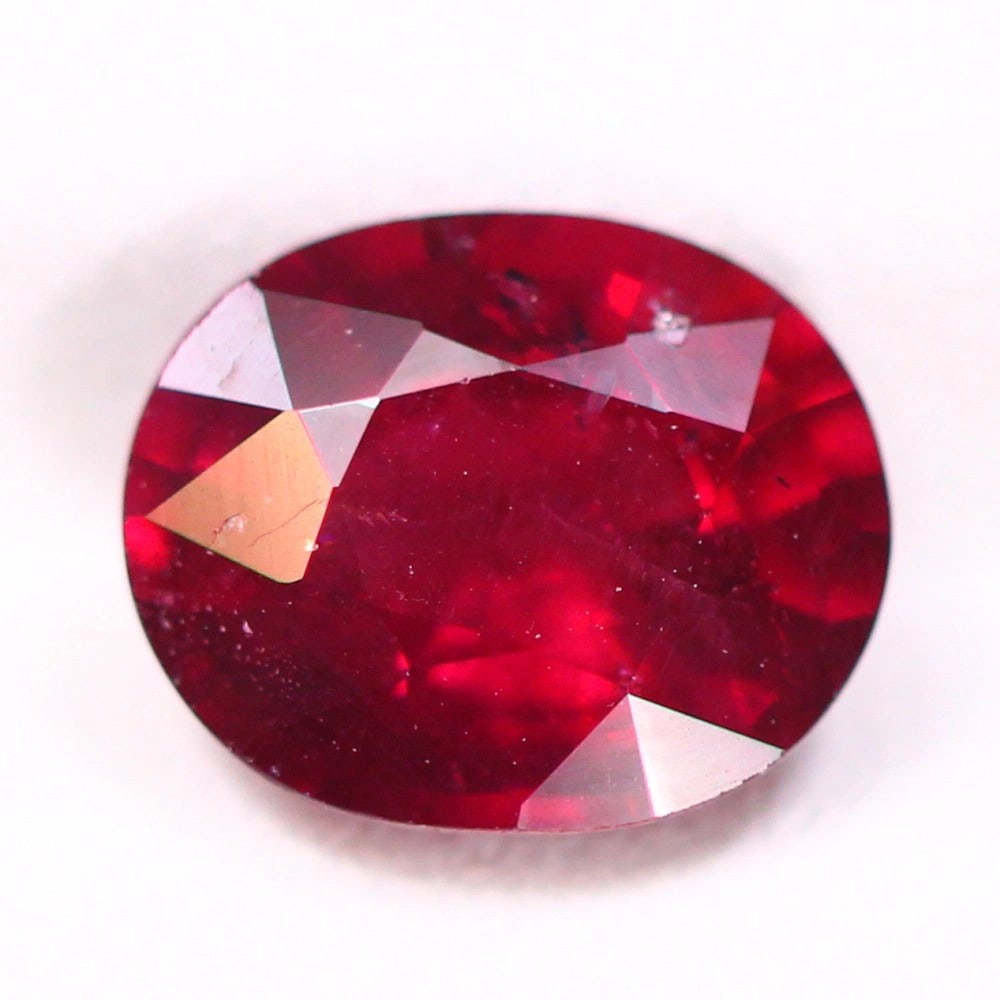 2.93 Carats Deep Red Garnet Oval - Natural Mozambique Stone: This captivating garnet exhibits a sumptuous, velvety red tone with flashes of crimson and burgundy that come alive under direct light. Measuring approximately 9.3x7.6x4.9mm, the gem's well-proportion