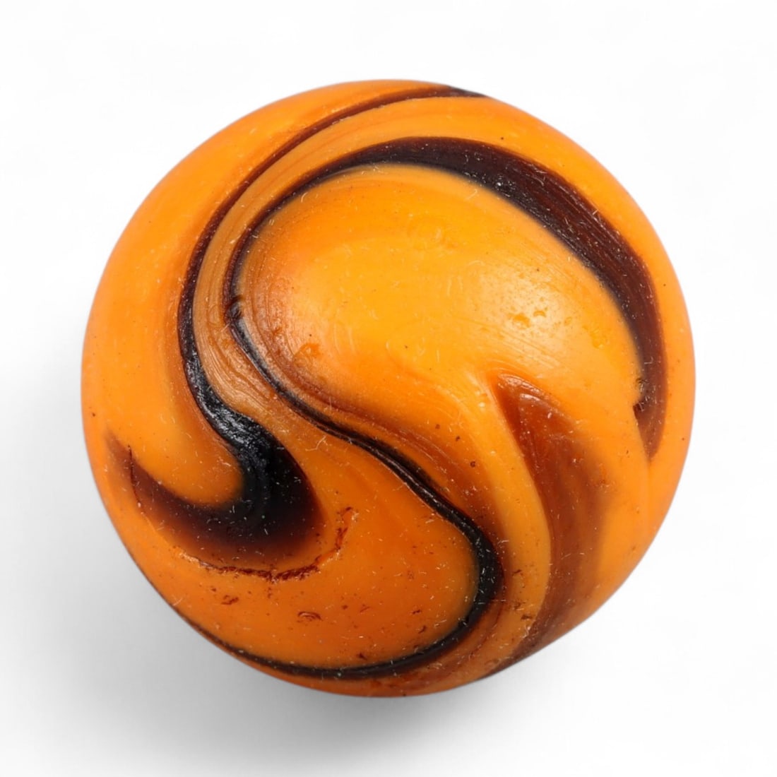 Vintage Handcrafted Glass Marble, Mid-20th Century, 1.6cm: This vintage glass marble represents a fine example of mid-20th century craftsmanship, showcasing the artistry and precision of traditional glassworking before the dominance of industrial production. 