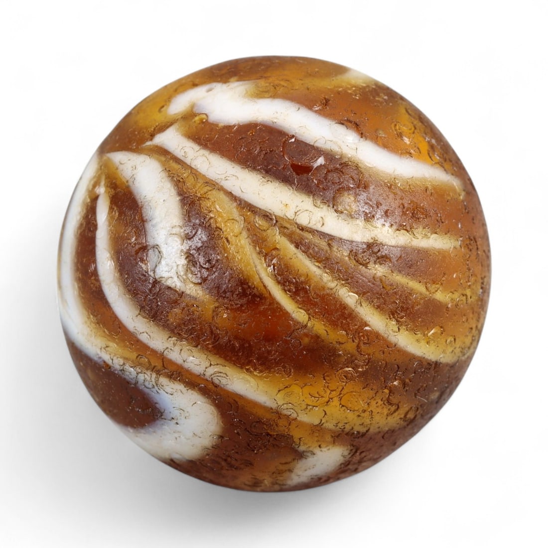 Vintage Handcrafted Glass Marble, Mid-20th Century, 2.8cm: This vintage glass marble represents a fine example of mid-20th century craftsmanship, showcasing the artistry and precision of traditional glassworking before the dominance of industrial production. 