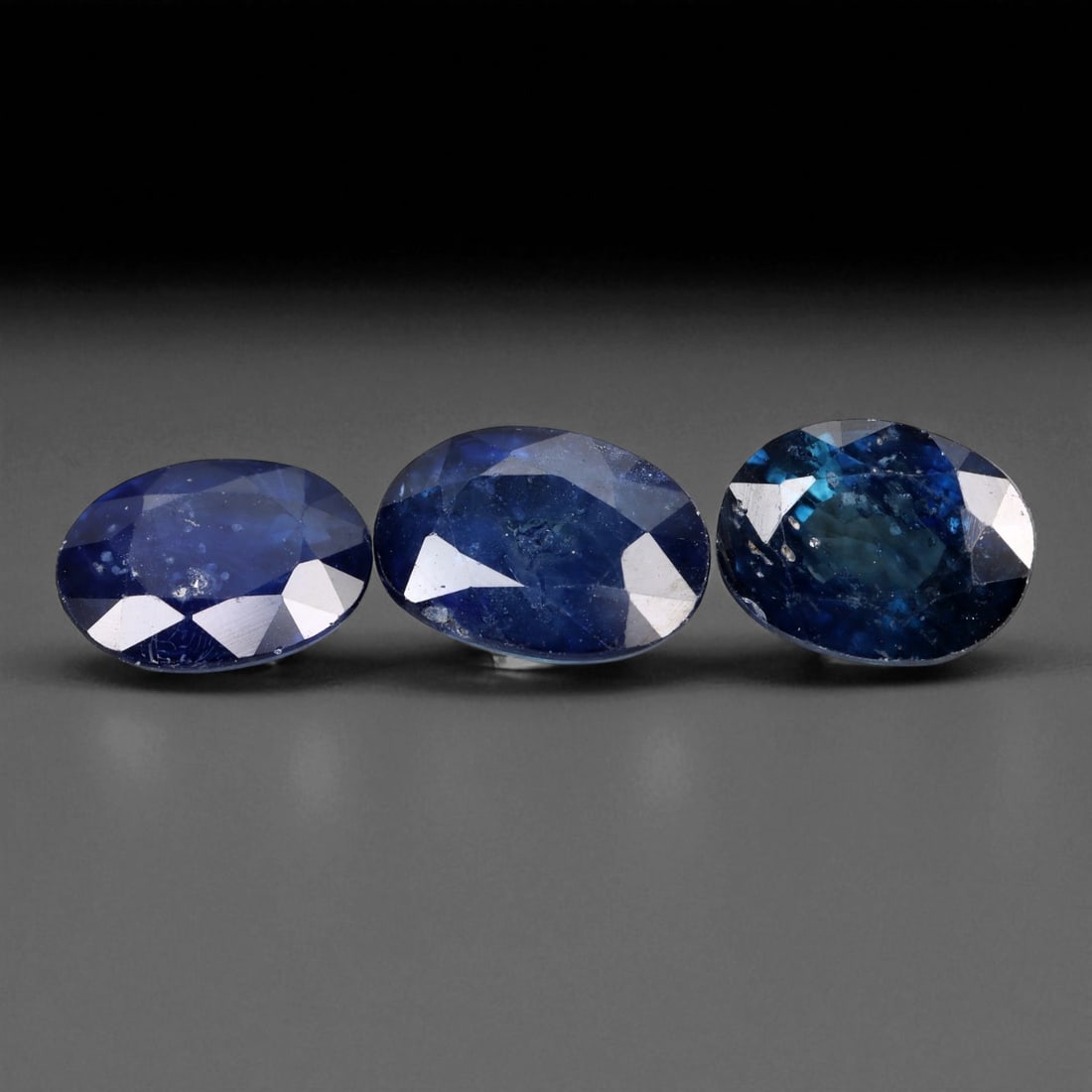 4.38 Carats Royal Blue Sapphire Oval Lot - Natural Ceylon Stones: This captivating lot of oval-cut sapphires exhibits a deep royal blue color, rich and even, with flashes of lighter brilliance across the facets. Each stone, measuring approximately 8x5x3mm, is gracef