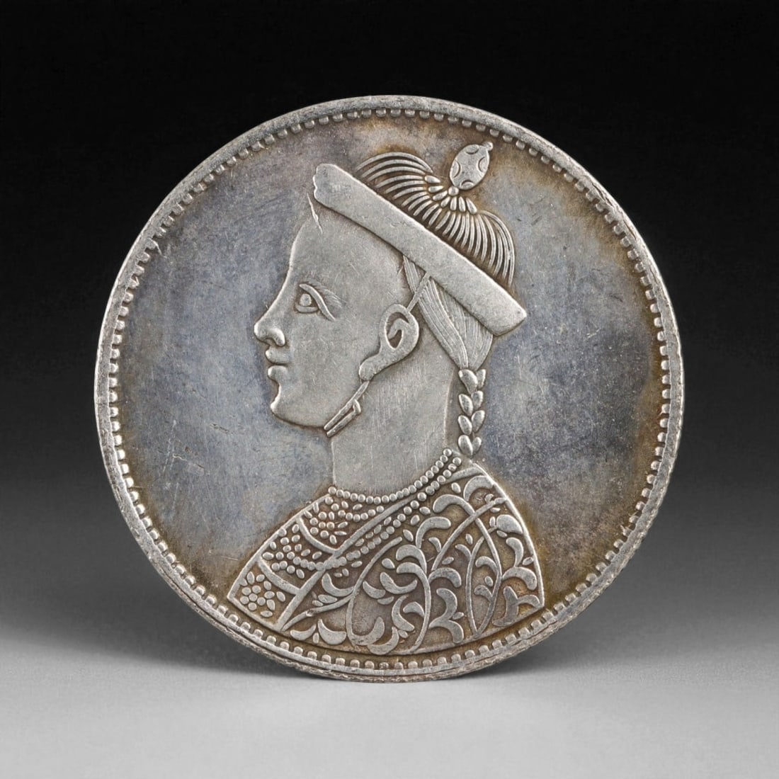 CHINA: Sichuan Province - Manchu Royal Portrait Commemorative Medallion Coin, 20th Century, 39mm: This 39mm commemorative medallion from Sichuan Province captures the refined artistry and symbolic depth of China's late imperial period. The obverse features a left-facing portrait of a Manchu noble 