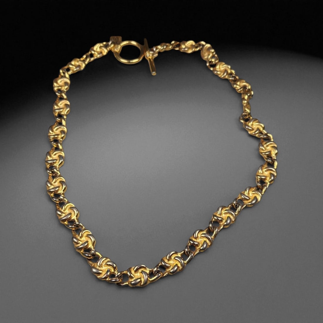 20cm Vintage Gold-Tone Chain Necklace - Twisted Link Design: This refined 20 cm gold-tone necklace showcases a distinctive twisted link pattern that combines sculptural depth with classic elegance. Each interlocking segment forms a continuous, fluid chain that 