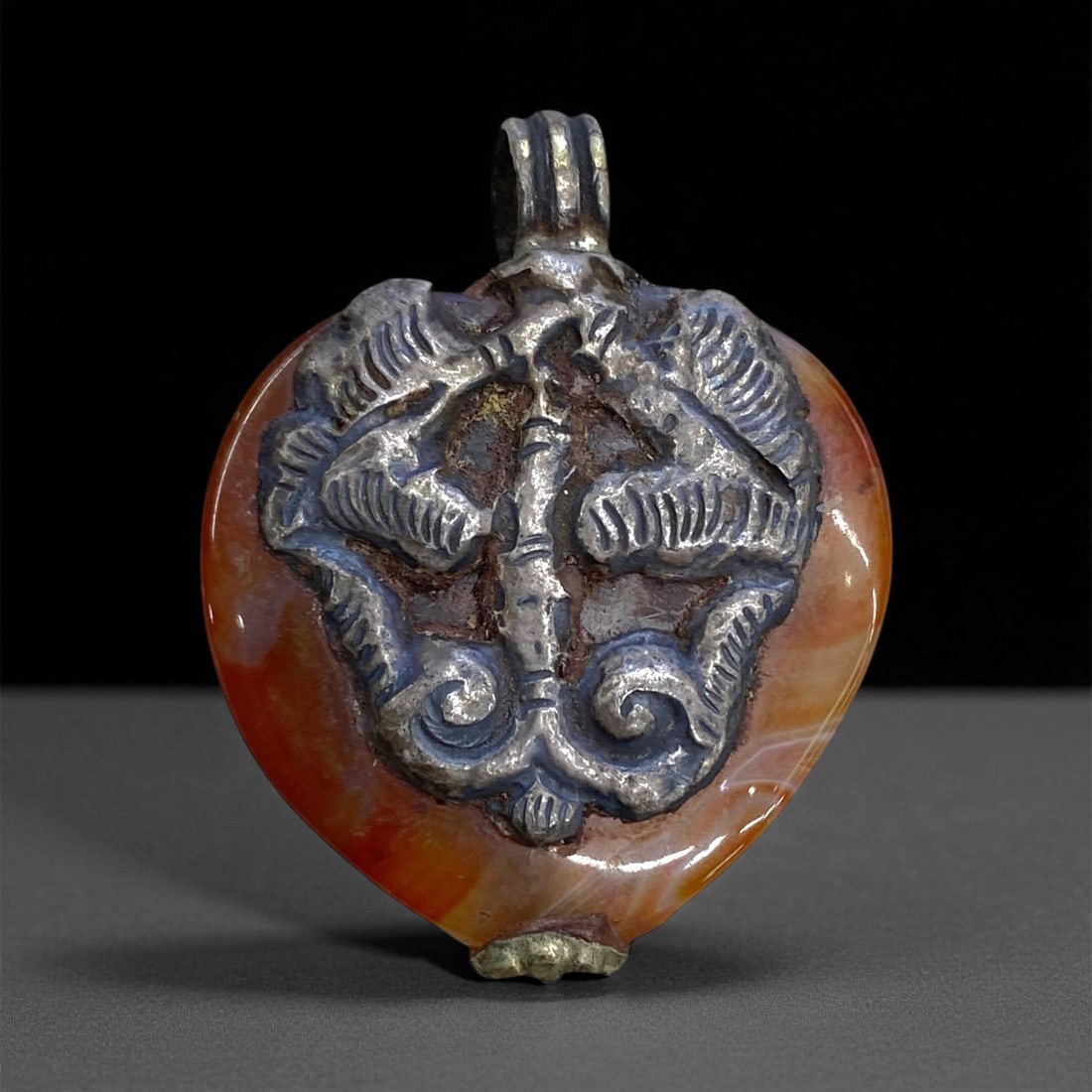 Antique Central Asian Bactrian Revival Carnelian Silver Amulet Pendant, c. 20th Century 4.5cm 19g: This exquisite antique pendant reflects the 20th-century Bactrian revival style of Central Asia, where ancient mythological motifs were reinterpreted in wearable form. The piece evokes imagery rooted