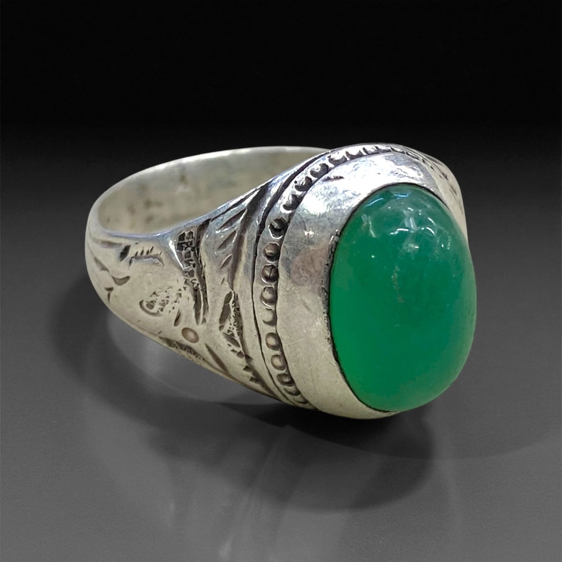 Antique Central Asian Green Chalcedony Silver Ring, c. Early 20th Century, Size 10, 5g: This graceful antique silver ring exemplifies the refined simplicity of early 20th-century Central Asian silversmithing, a tradition rooted in centuries of Silk Road artistry. The vibrant green chalce