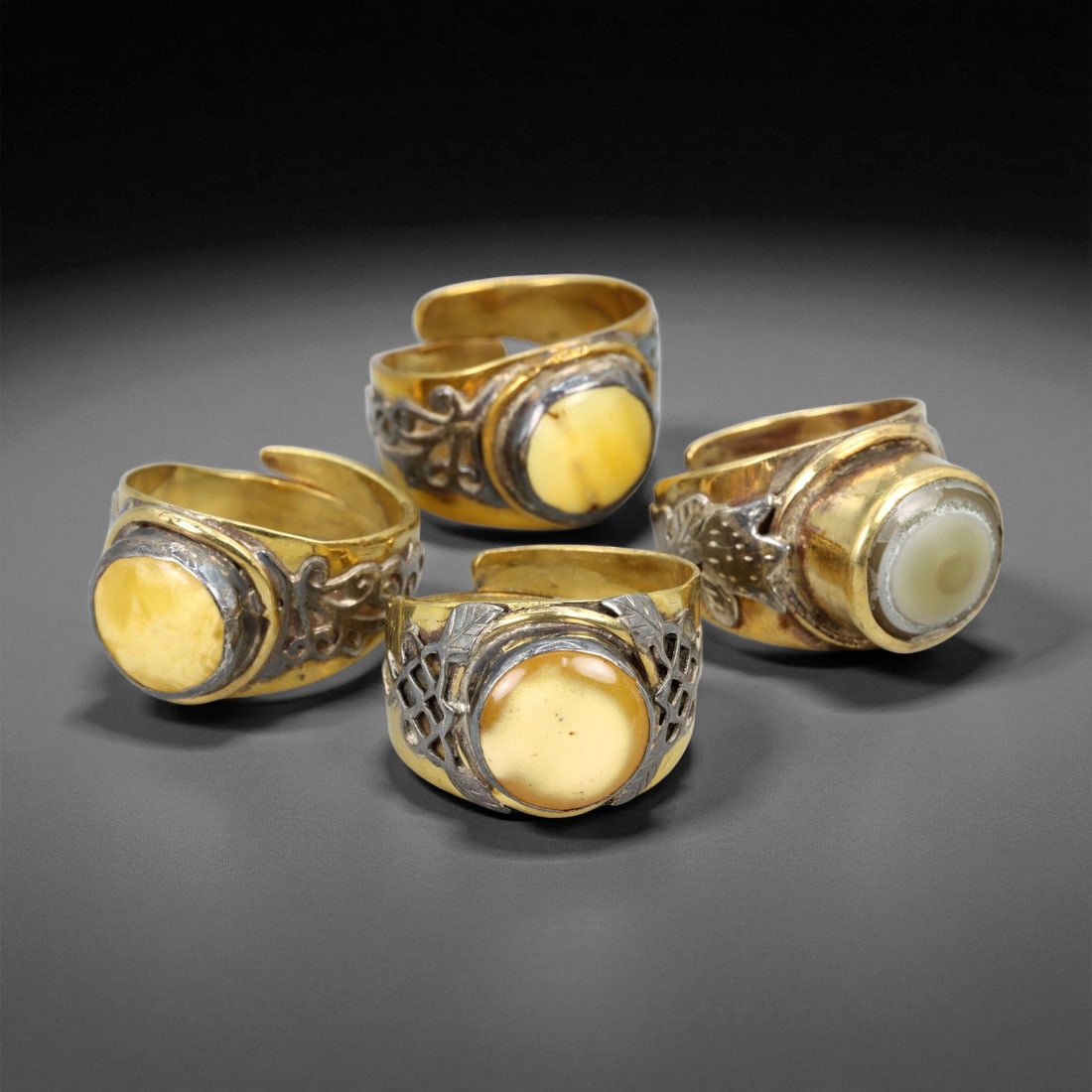 Vintage Himalayan Luk Mik Goat Eye Dzi Silver Gilt Rings Set, c. 20th Century, US 10-12.5: This set of vintage Himalayan Luk Mik goat eye Dzi rings reflects a long-standing tradition in the mountain regions of Tibet, Nepal, and Bhutan, where protective stones and symbolic motifs have been w