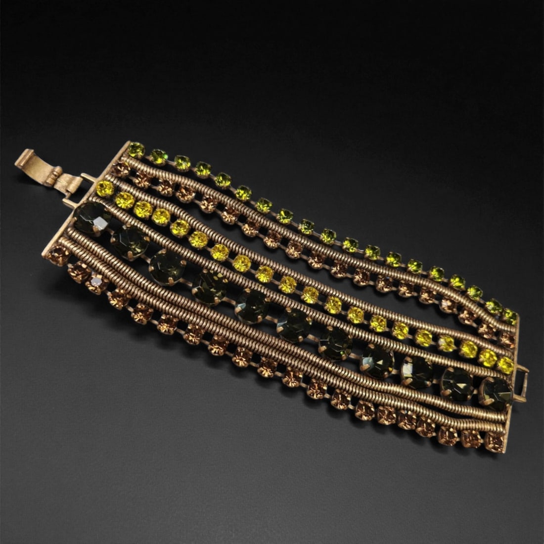 Vintage Fashion Bracelet 18cm, Mid-Late 20th Century: A charming vintage fashion bracelet reflecting the elegance and creativity of mid-20th century costume jewelry design. Crafted from mixed materials such as brass, glass, and plated metal alloys, this 