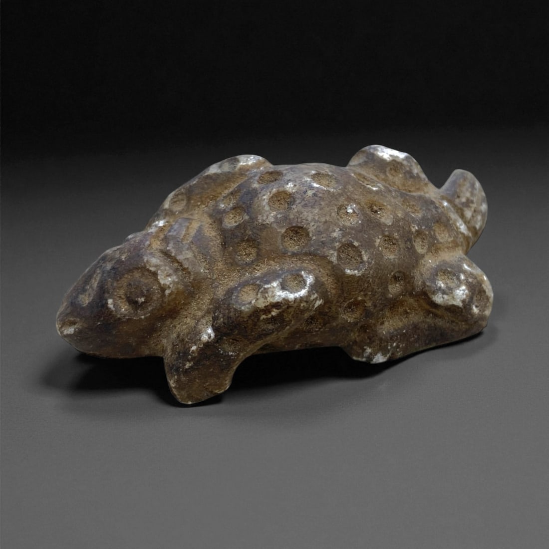 A Mesopotamian Schist Zoomorphic Effigy, c. 2100-1600 BCE (Old Babylonian Period) 6cm 37g, 11AA: This finely carved zoomorphic effigy, sculpted from dark schist and weighing 37 grams, originates from Mesopotamia during the Old Babylonian Period (c. 2100-1600 BCE). The small yet powerfully modeled