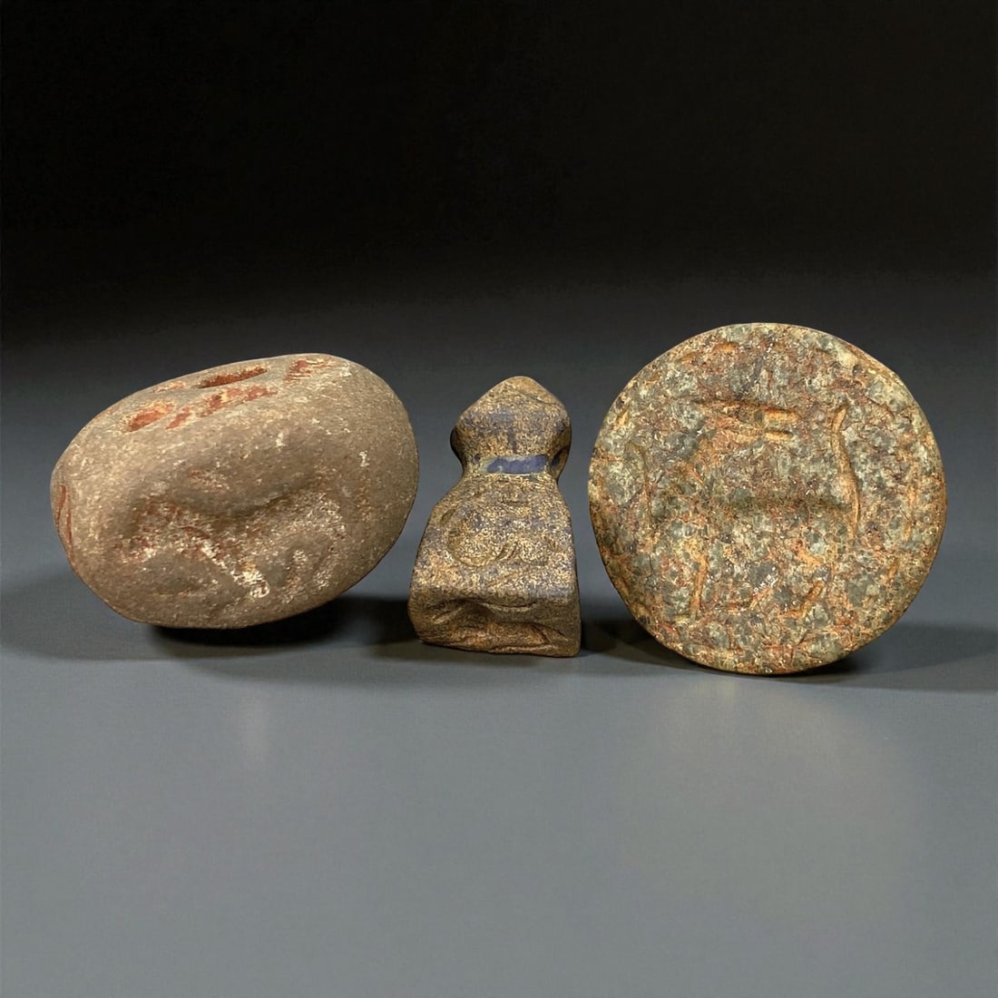 A Neo-Sumerian Stamp Seals in Lapis Lazuli and Steatite, c. 21st-20th Century BCE, 2.3-2.5 cm, 56EK: This fine trio of stamp seals, carved from lapis lazuli and steatite, originates from the Neo-Sumerian (Ur III) period of Mesopotamia, circa 21st-20th century BCE. Each seal is engraved with stylized 