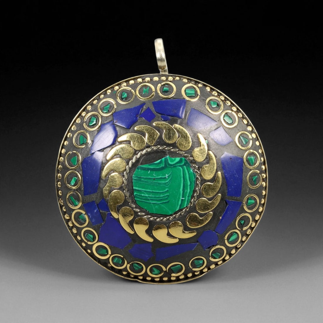 Vintage Himalayan Tribal Malachite and Lapis Brass Mandala Pendant, 20th Century, 5.5cm, 67XD: This captivating circular pendant radiates the balance and depth of Himalayan spiritual artistry, harmoniously combining color, texture, and sacred geometry. At its center lies a polished malachite ca