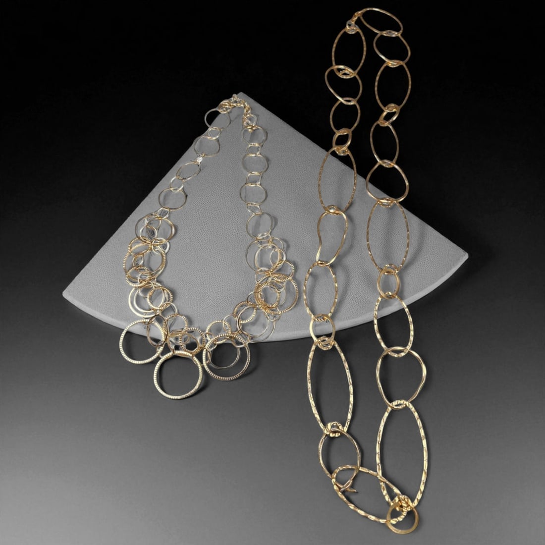 Vintage Fashion Necklace 40cm Collection, Mid-Late 20th Century, Mixed Lot, 56WB: This lot features a curated selection of vintage fashion necklaces representing the diverse design aesthetics of the mid-to-late 20th century. Each piece reflects the evolving trends in costume jewelr